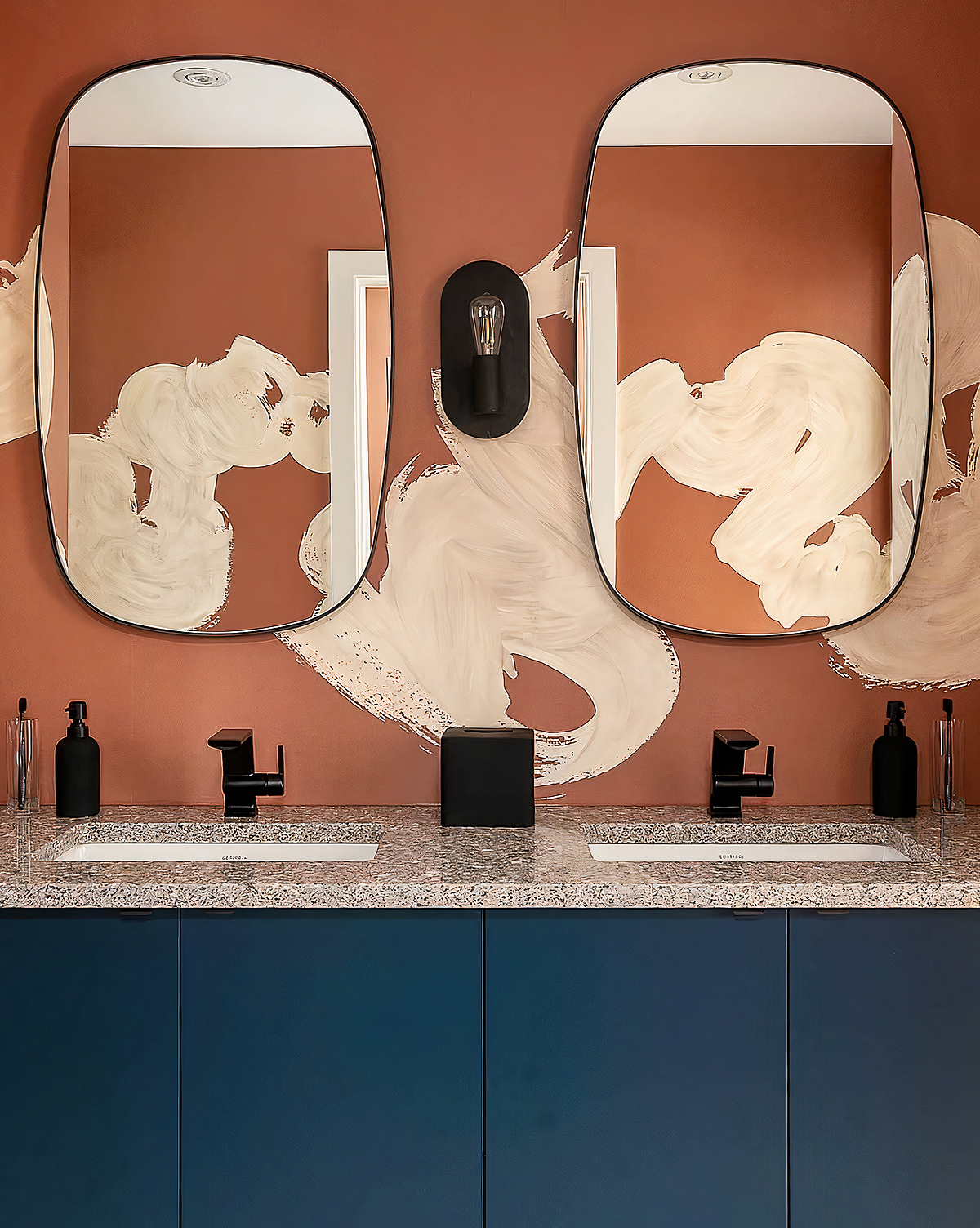 Черное настенное зеркало Вейл Louvre Home DWM240332PND