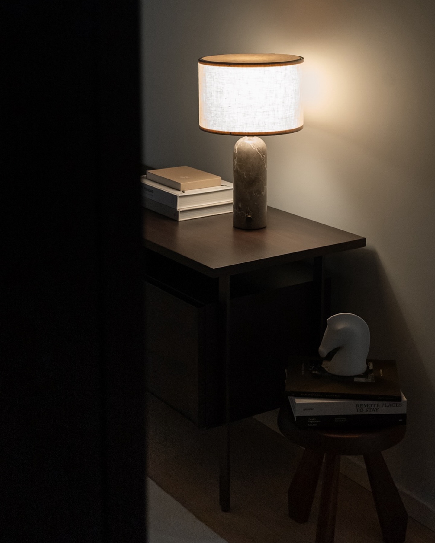 Настольная лампа Эдвин из серого мрамора с бежевым абажуром Louvre Home LTL149465MGI