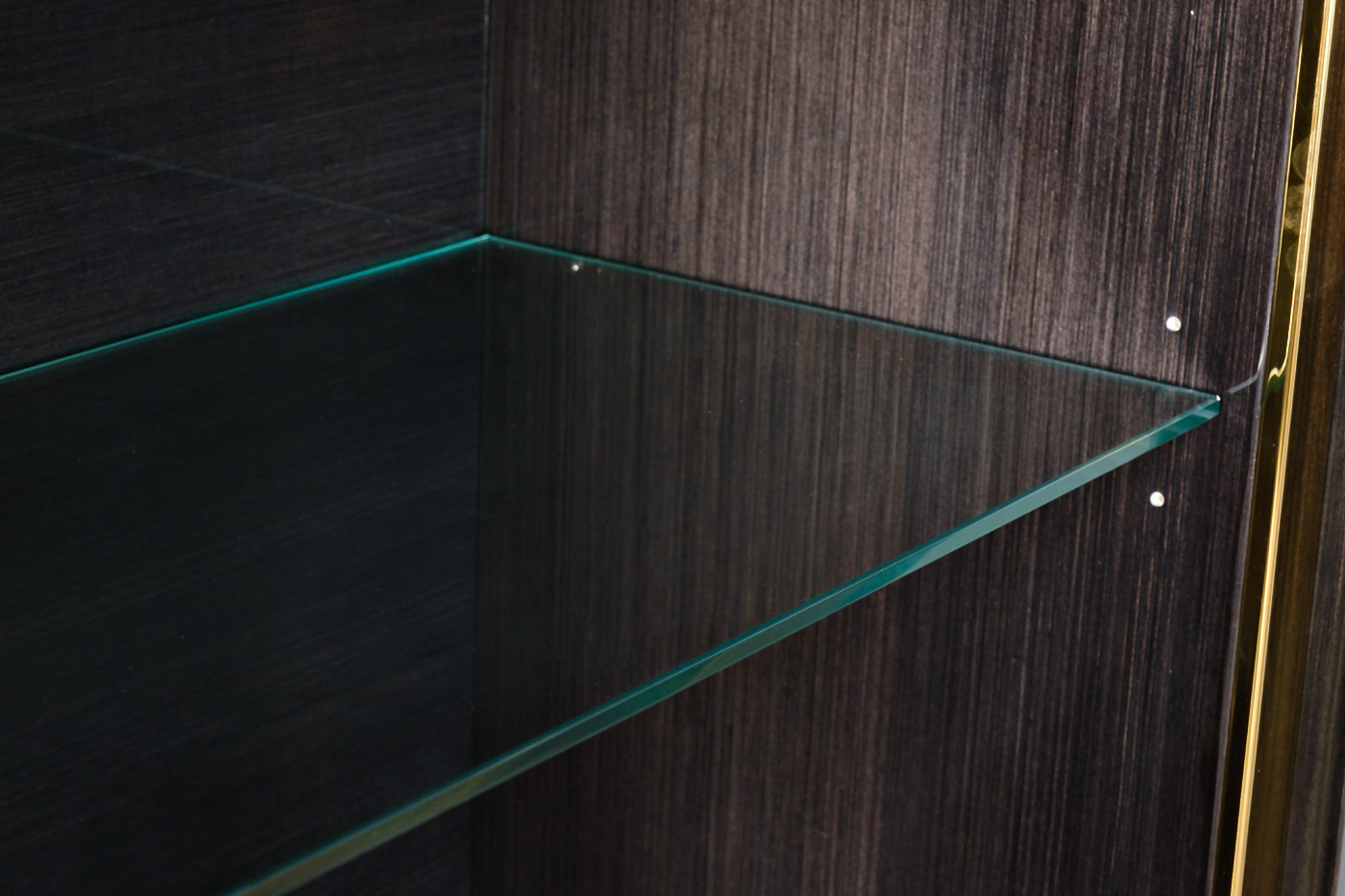 Витрина темный шпон/лак/золото Garda Decor 84HB-297VITR