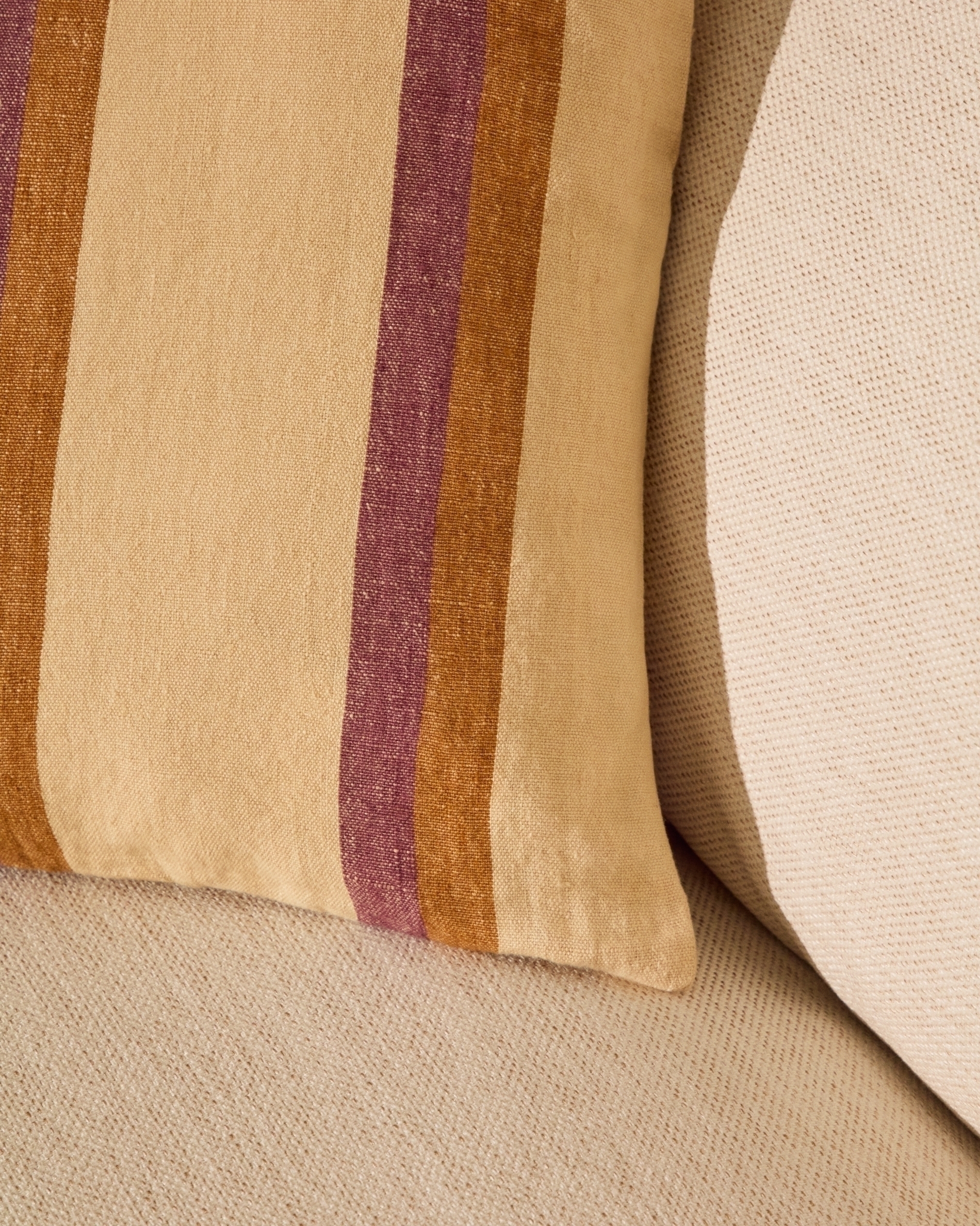 Чехол для подушки Arven из льна в разноцветную полоску 45 x 45 см La Forma (ex Julia Grup)