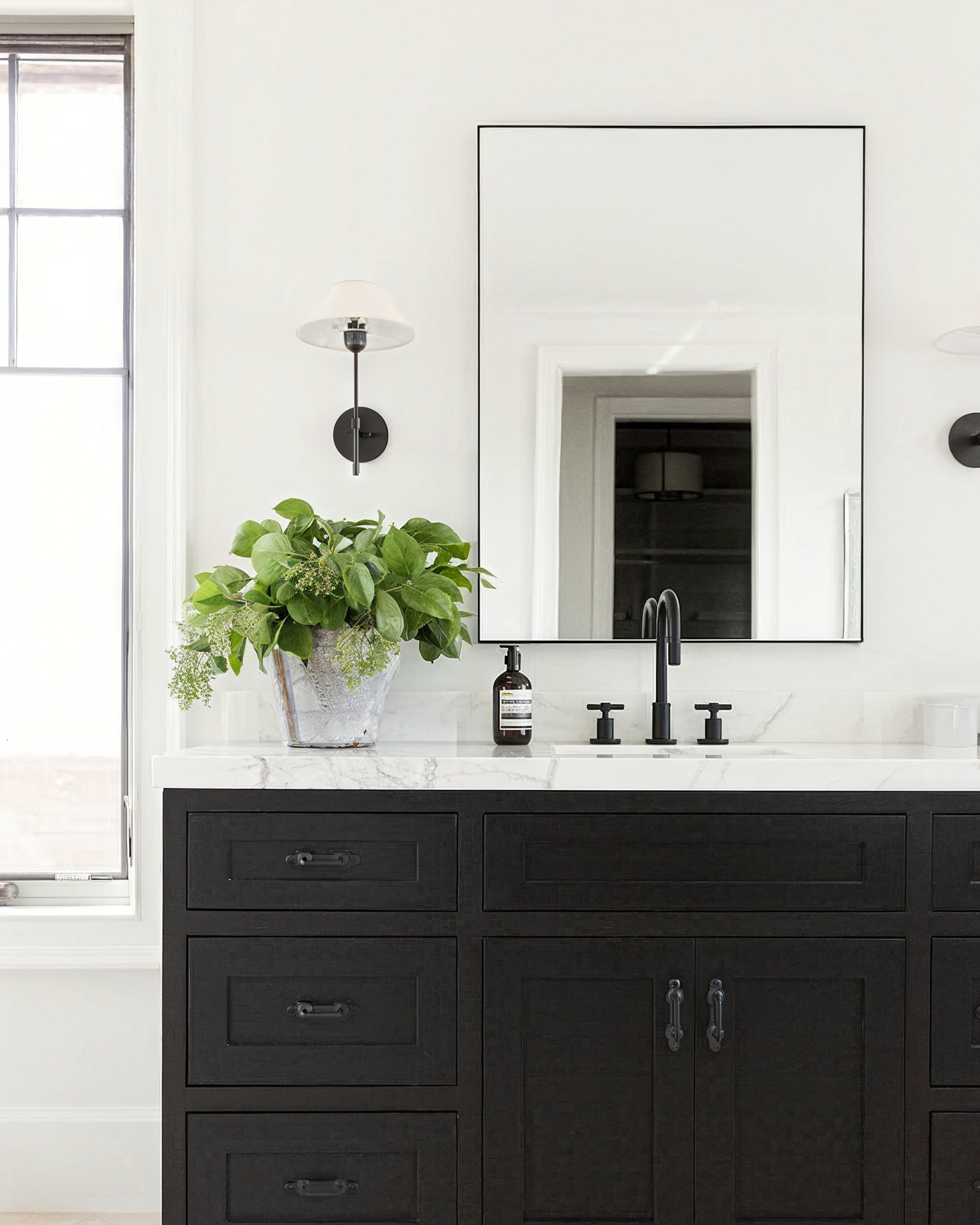 Зеркало в чёрной раме Ноулз Louvre Home LHDWM8531ZYH-black