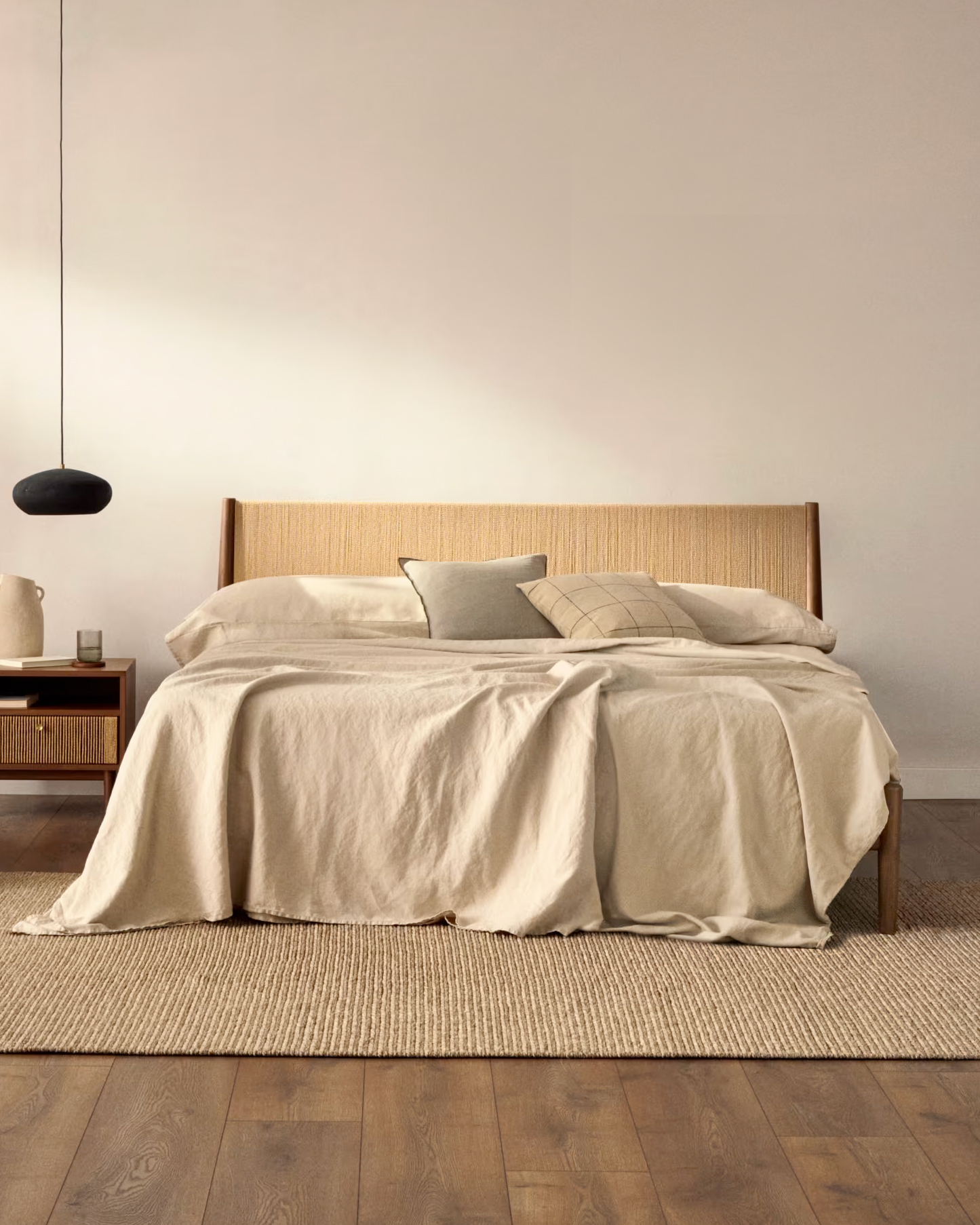 Кровать Elan из шпона и массива ореха со шнуром 180 x 200 La Forma (ex Julia Grup)