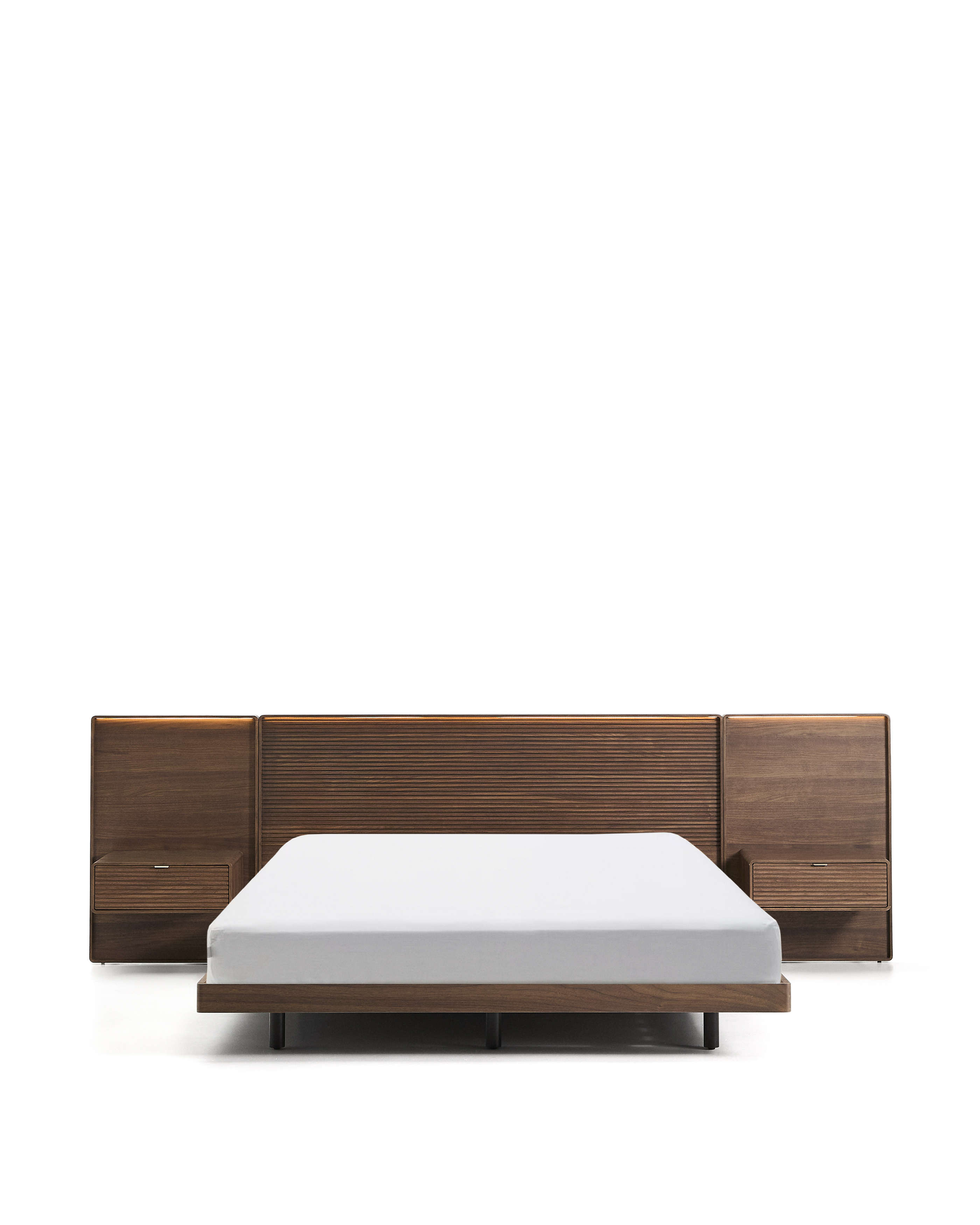 Кровать Norlen с 2 прикроватными тумбочками из орехового шпона с темной отделкой LED 160 x 200 см La Forma (ex Julia Grup)