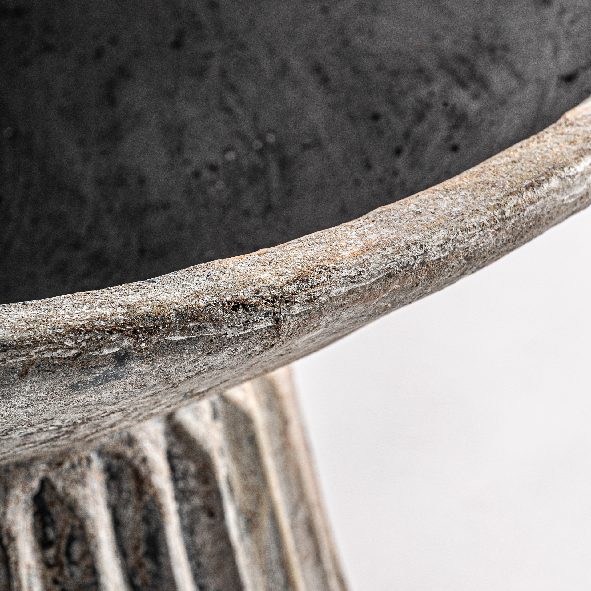 Амфора из гофрированного камня 33974 Vical