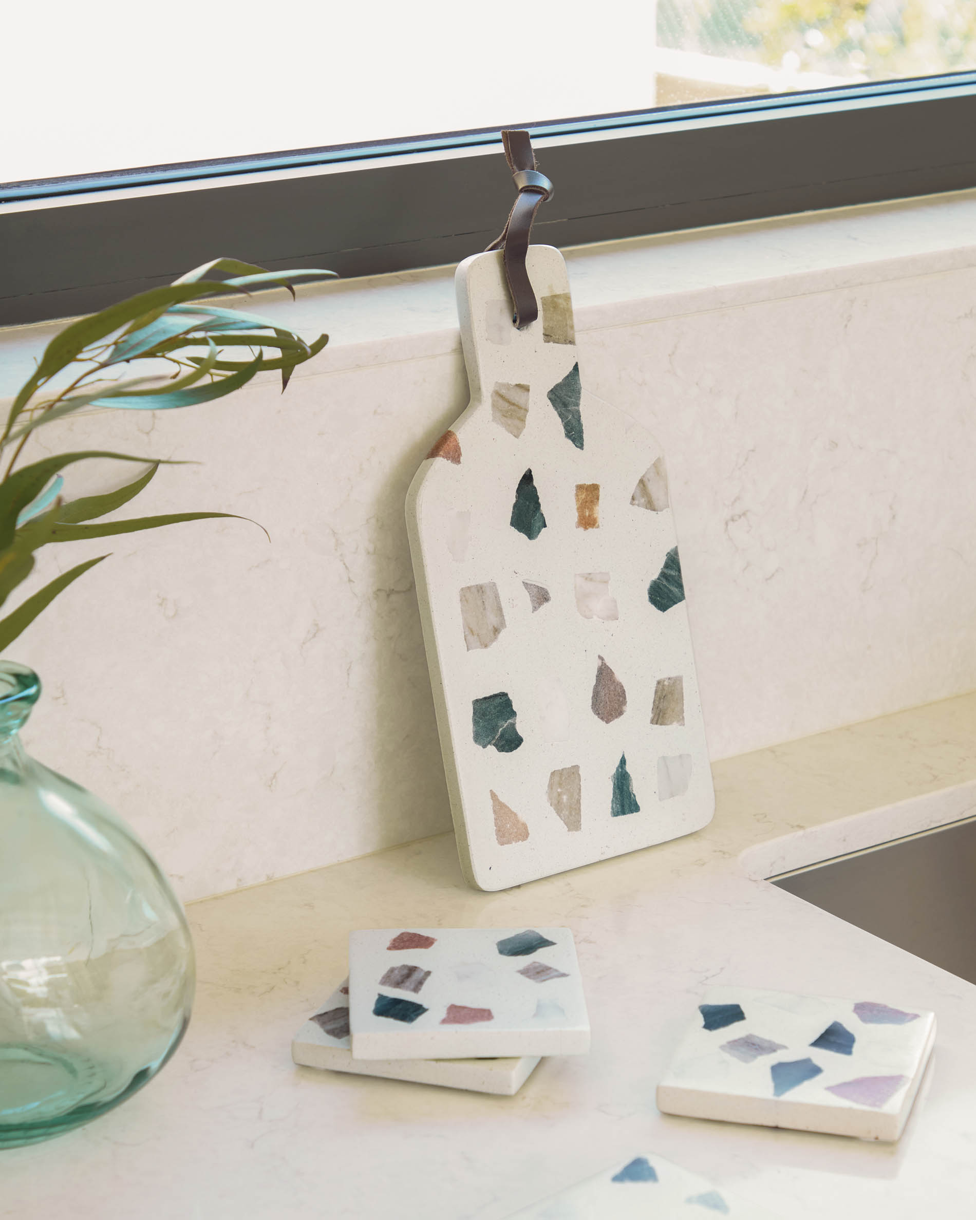 Сервировочная доска Temira разноцветная из терраццо La Forma (ex Julia Grup)