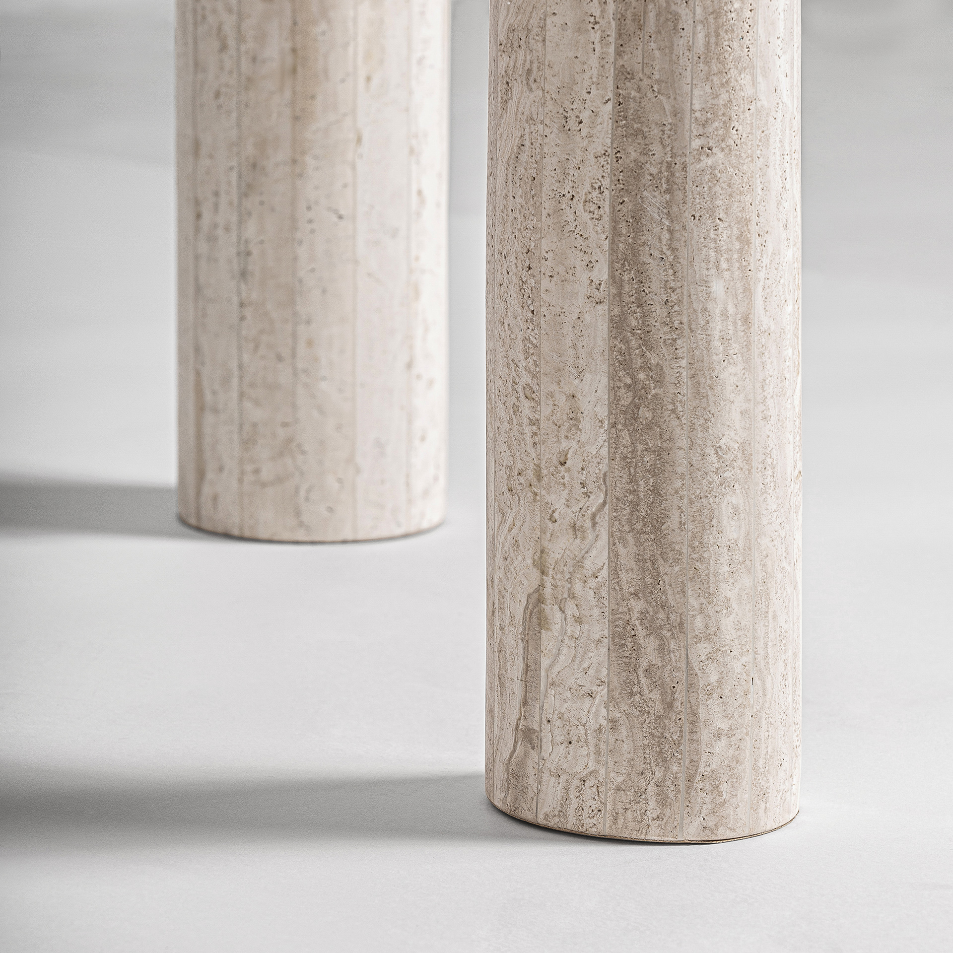 Обеденный стол Thiennes из травертина овальный Vical