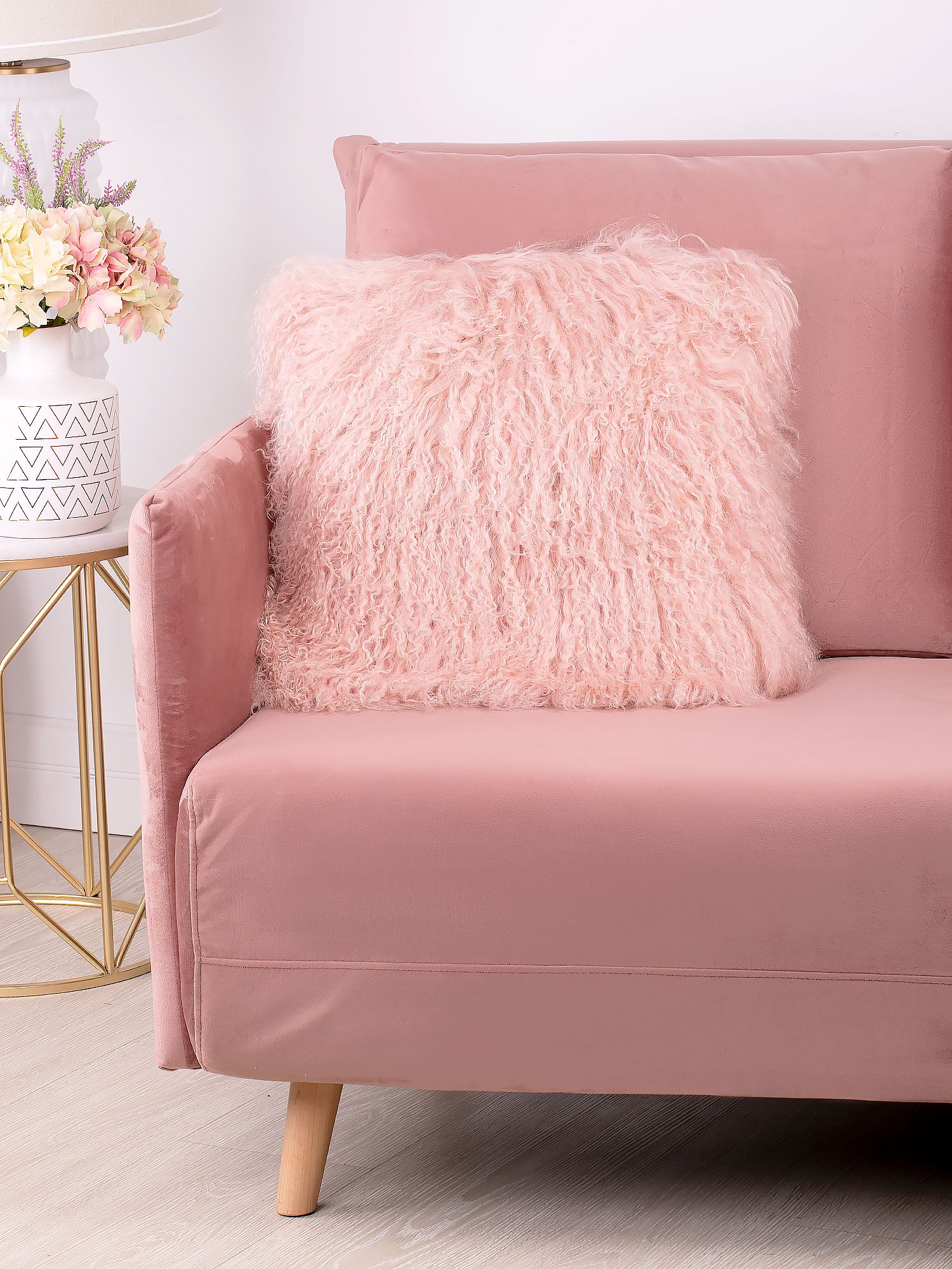 Подушка из меха ягненка, наполнитель - перо Glasar T43103