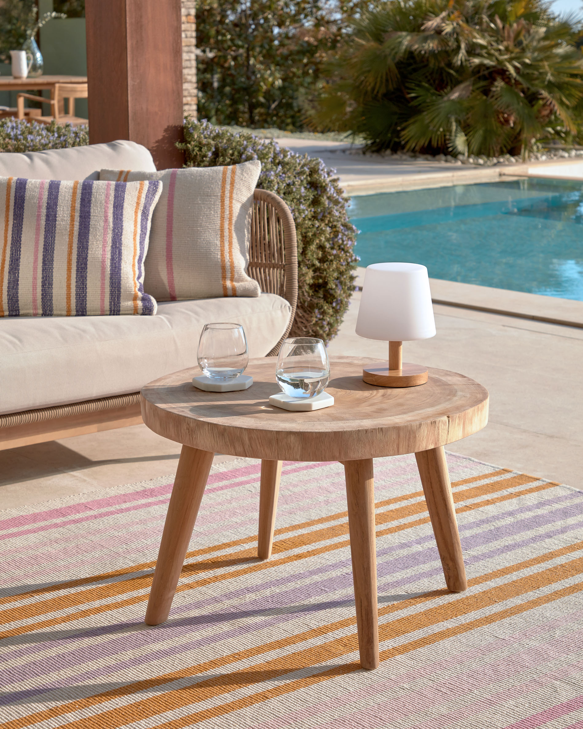 Настольная переносная лампа Ambar из полиэтилена и дерева La Forma 115649