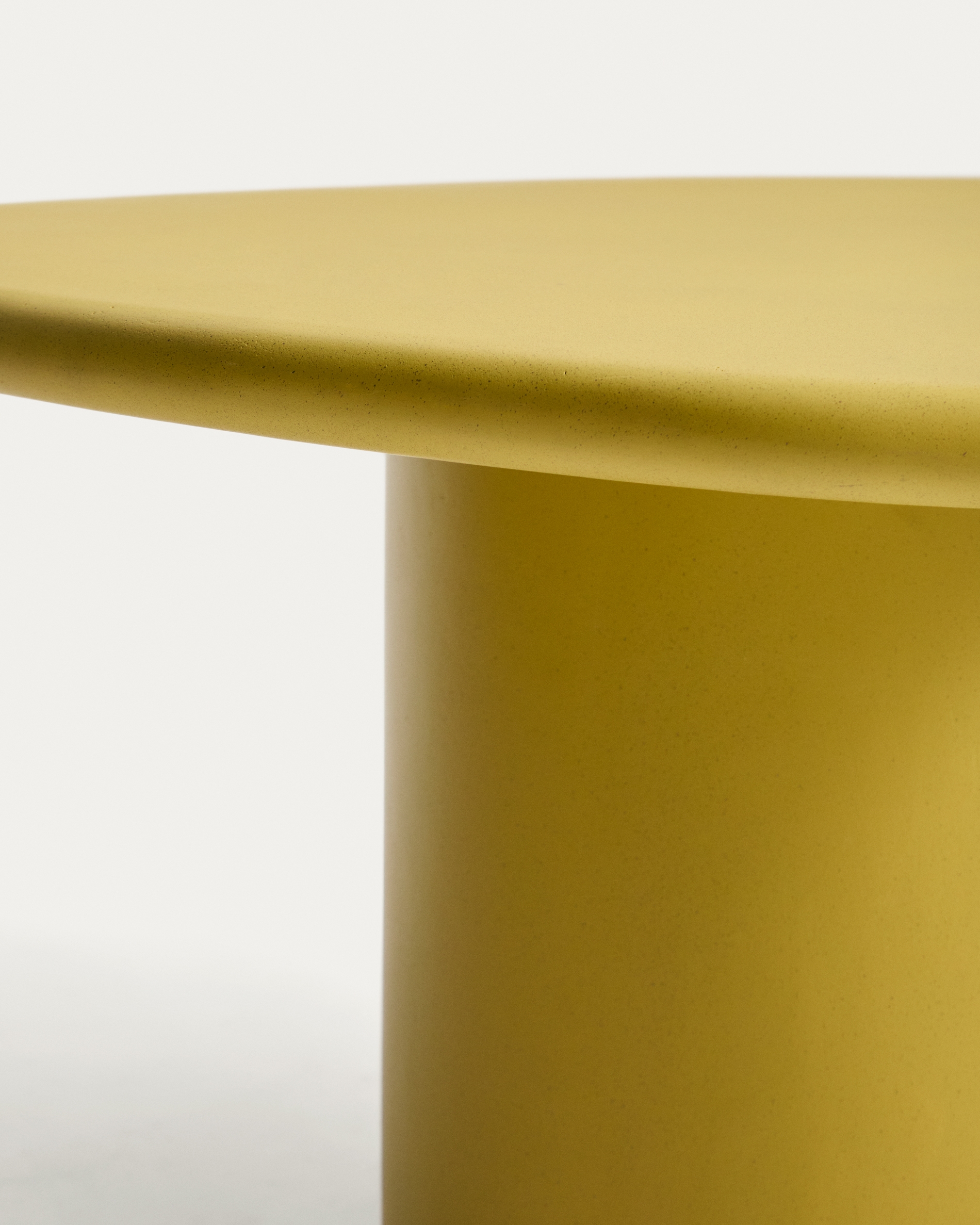 Уличный столик Macarella из горчичного бетона, 83 x 77 см La Forma 481259