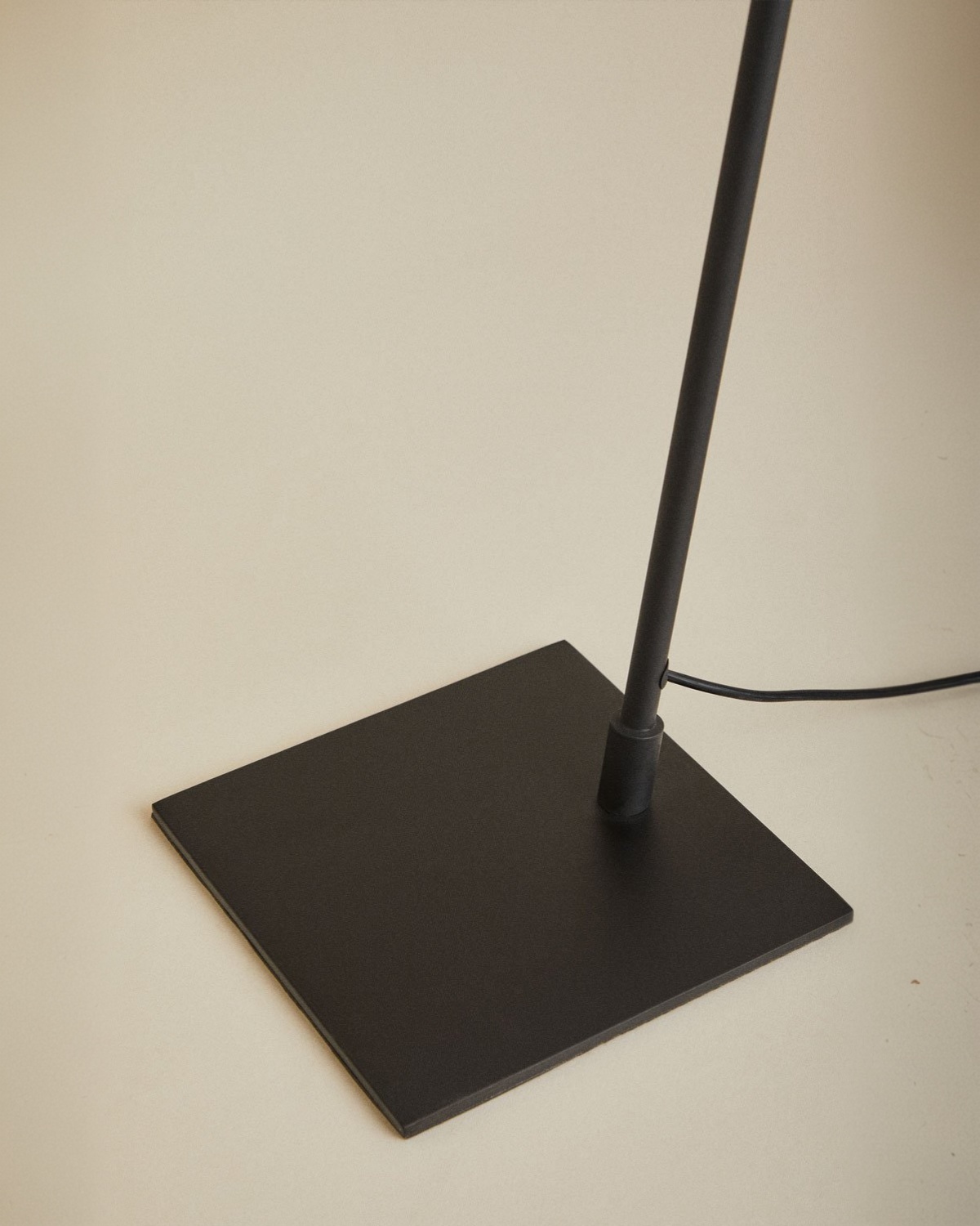 Черная настольная лампа Уве Louvre Home 21005-1TA