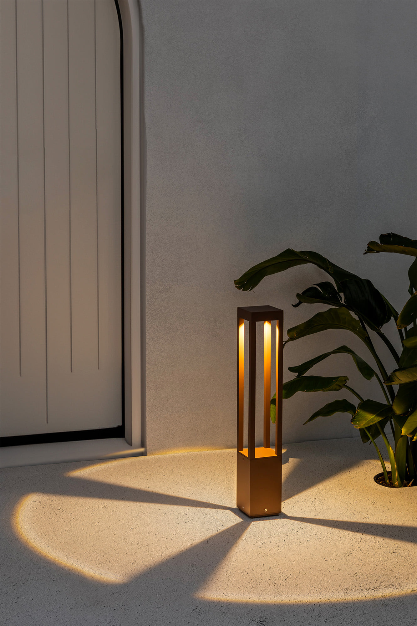 Высокий уличный светильник Agra Led Faro