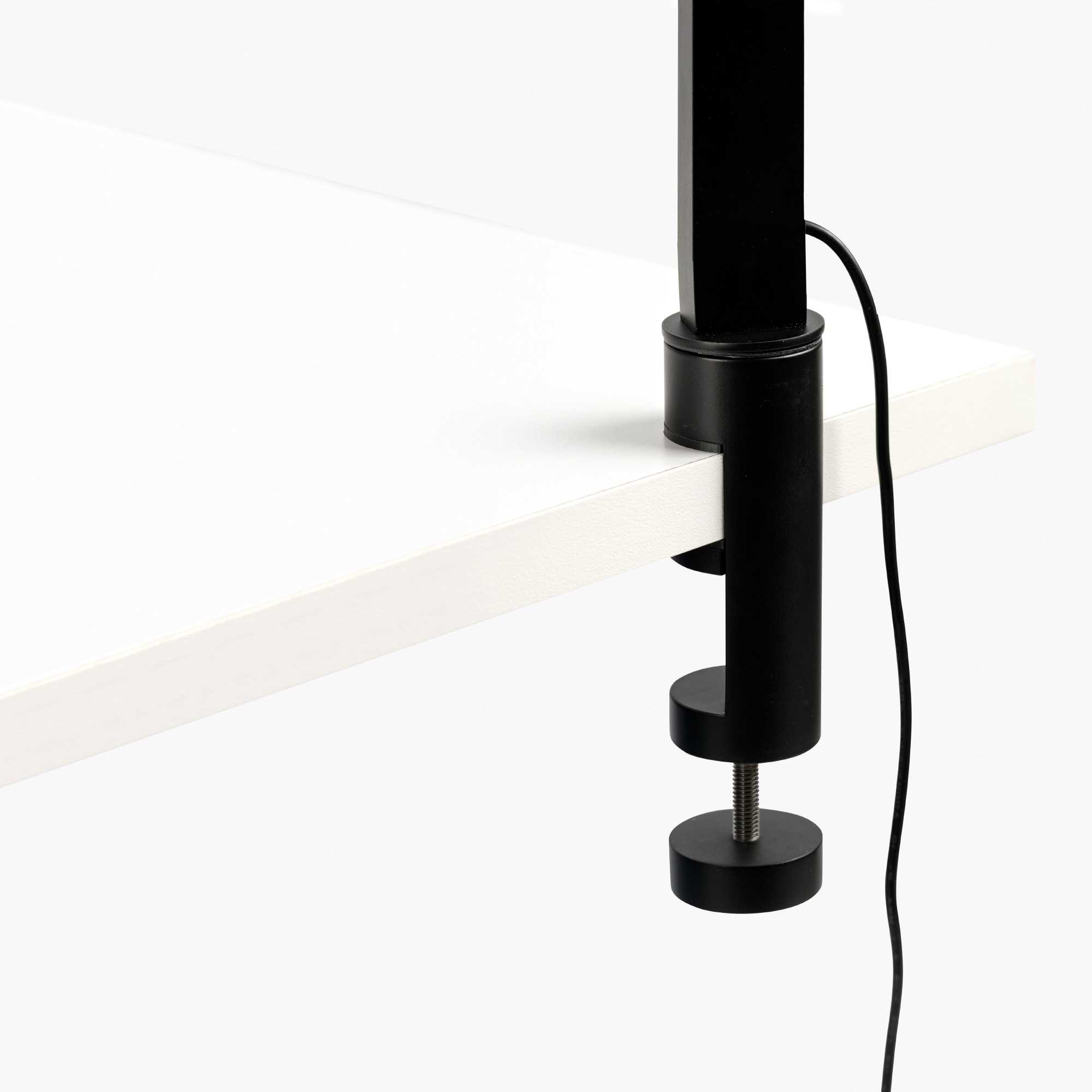 Настольная лампа Inviting PINZA черная 6W 2700K-4800K Faro