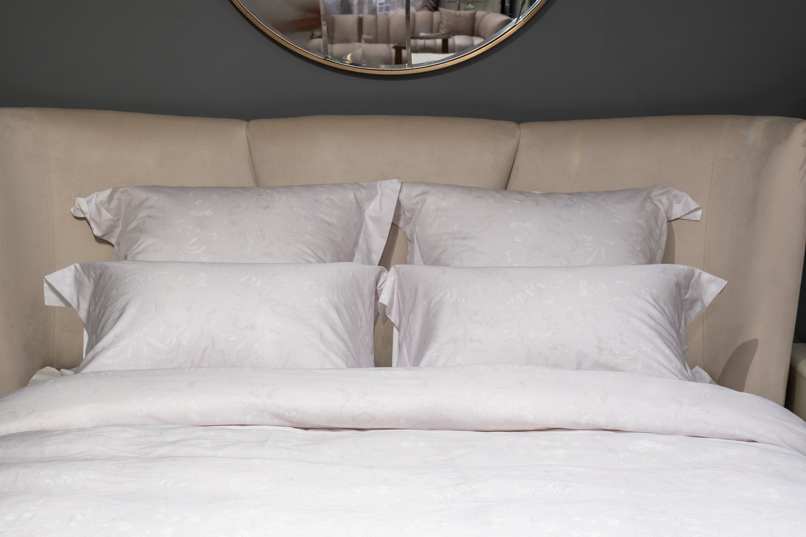 Комплект постельного белья "Лоренцо" белый 145х210см с наволочками 50х70см Garda Decor 144HF-40502