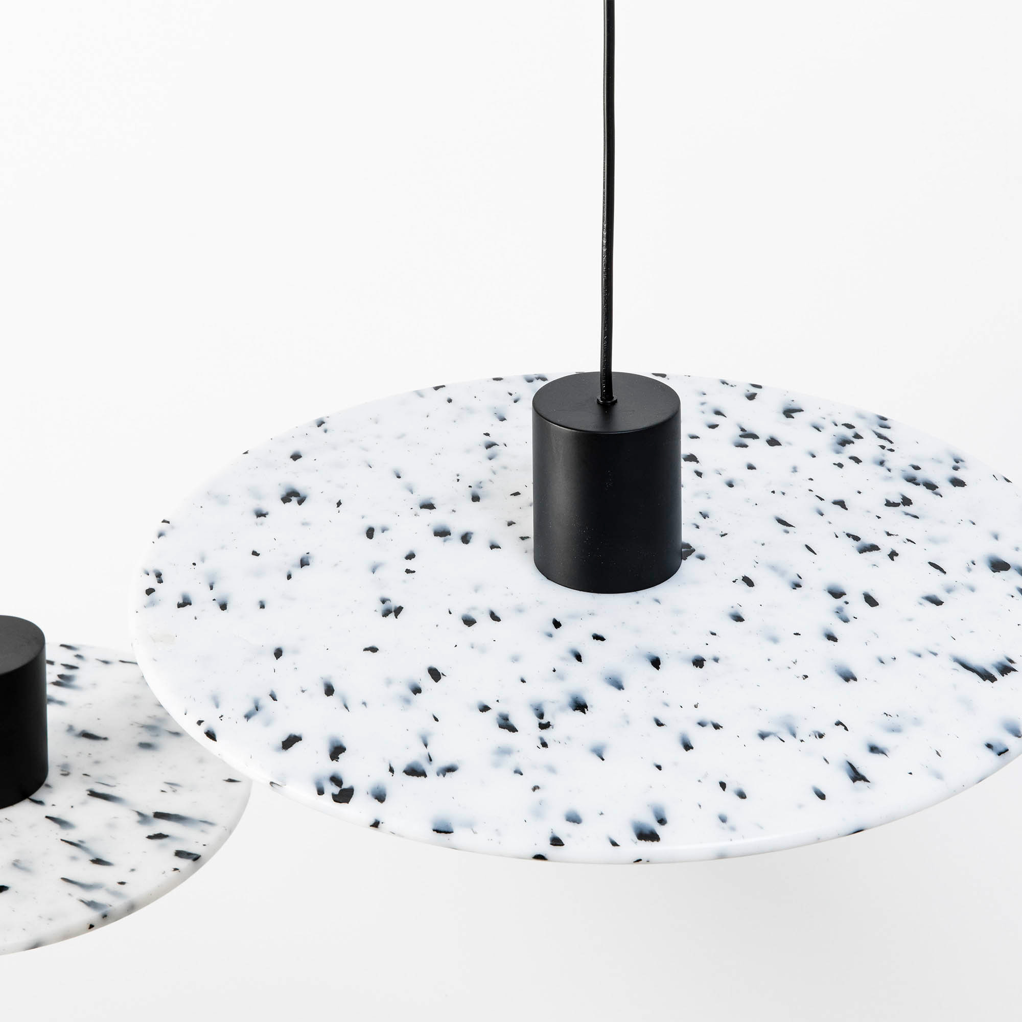 Подвесной светильник Confetti из переработанного пластика мраморный ø30см Faro