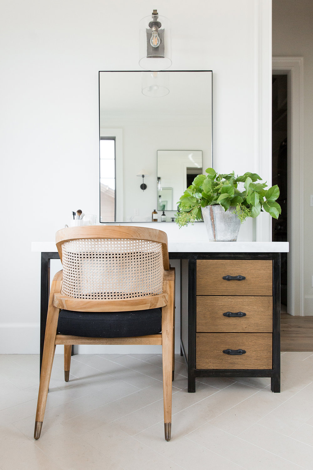 Зеркало в чёрной раме Ноулз Louvre Home LHDWM8531ZYH-black