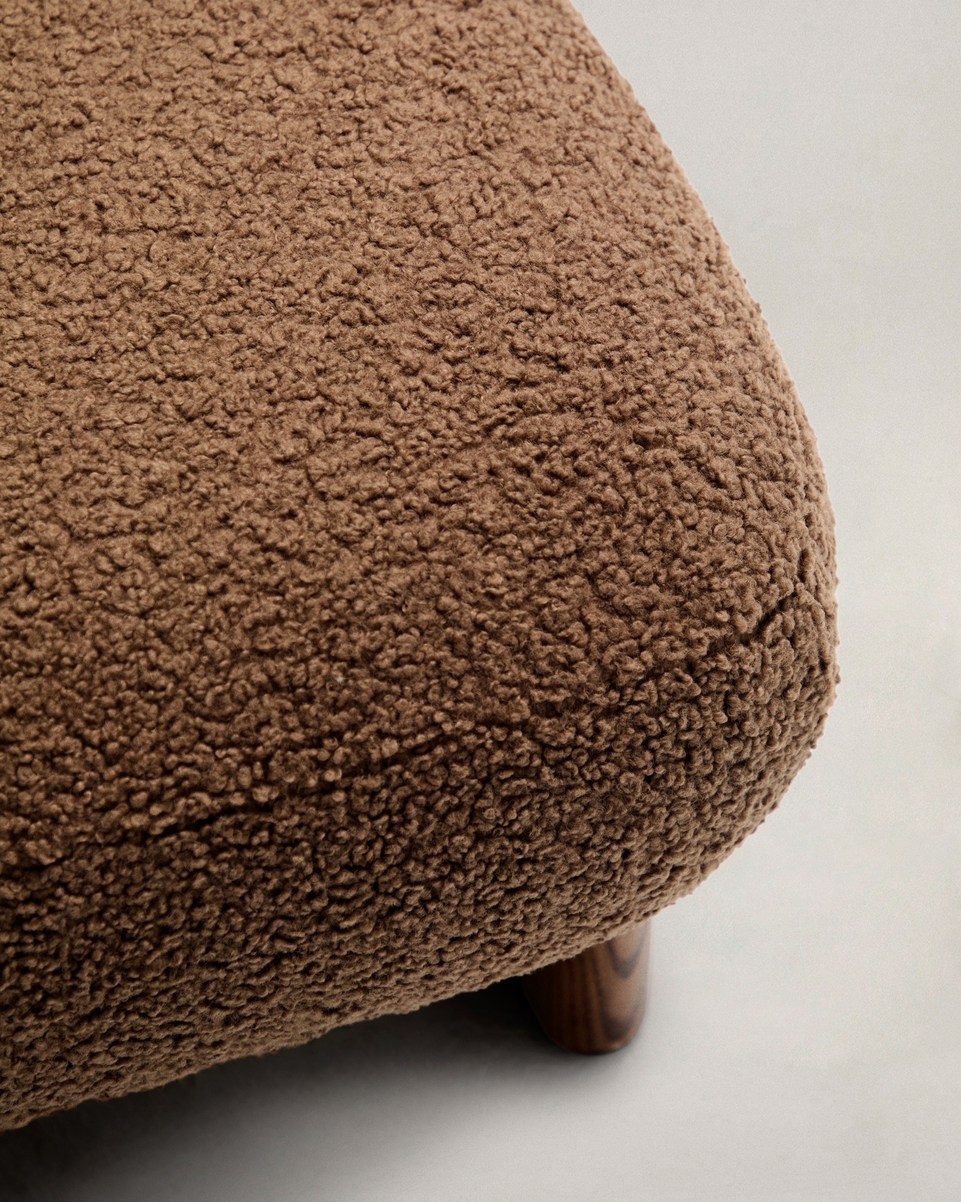 Пуф Cabana Taupe Boucle с ножками в отделке орех 65x55,4 La Forma (ex Julia Grup)