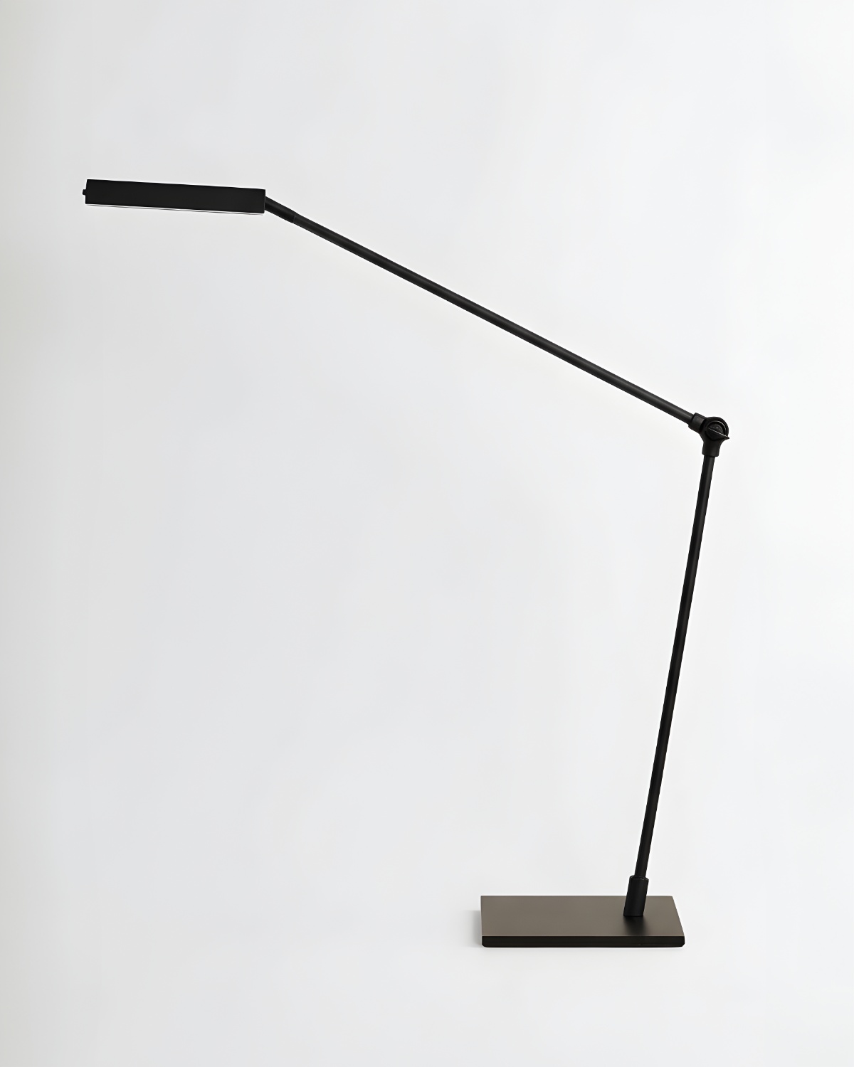 Черная настольная лампа Уве Louvre Home 21005-1TA