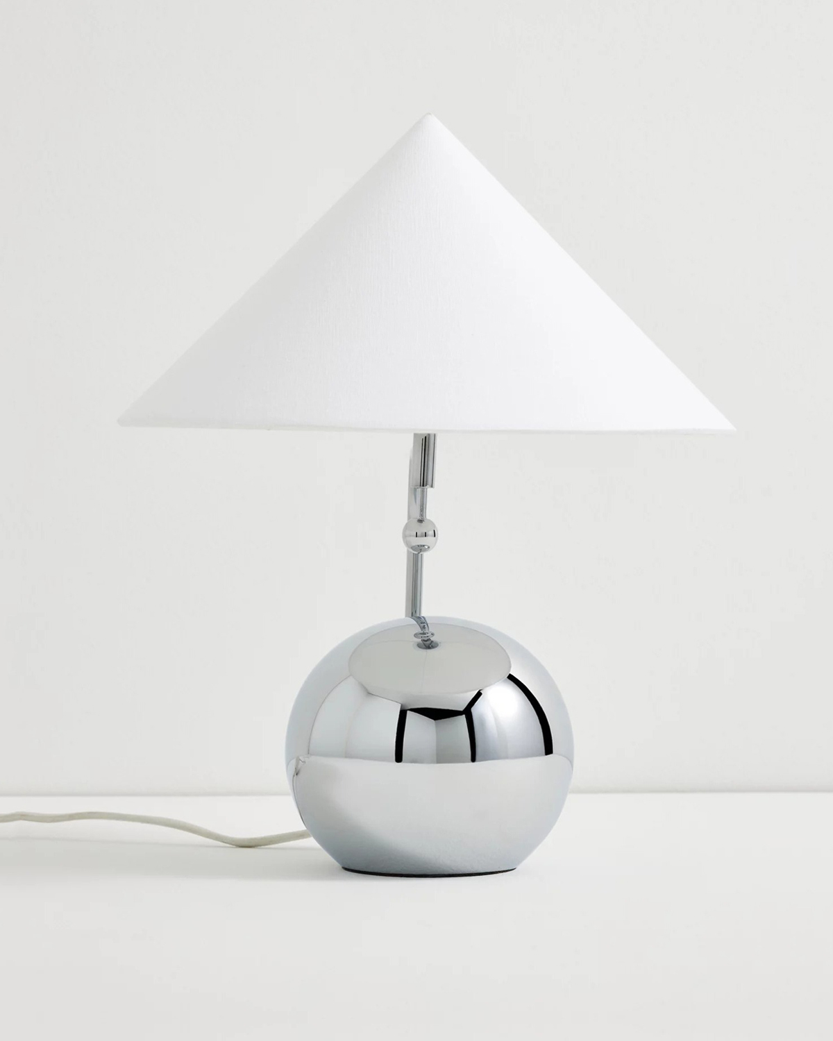 Серебристая лампа Шанталь с белым конусным абажуром Louvre Home LTL320325XNP