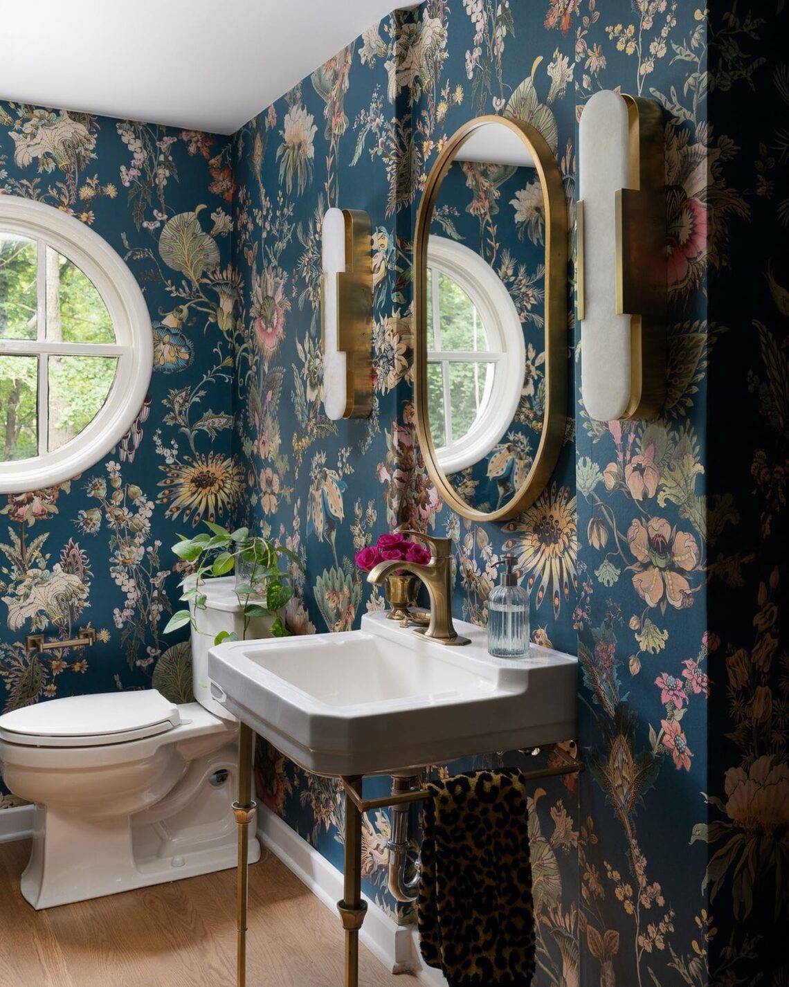 Золотое настенное зеркало Хоггарт Louvre Home LHDWM010124RJ