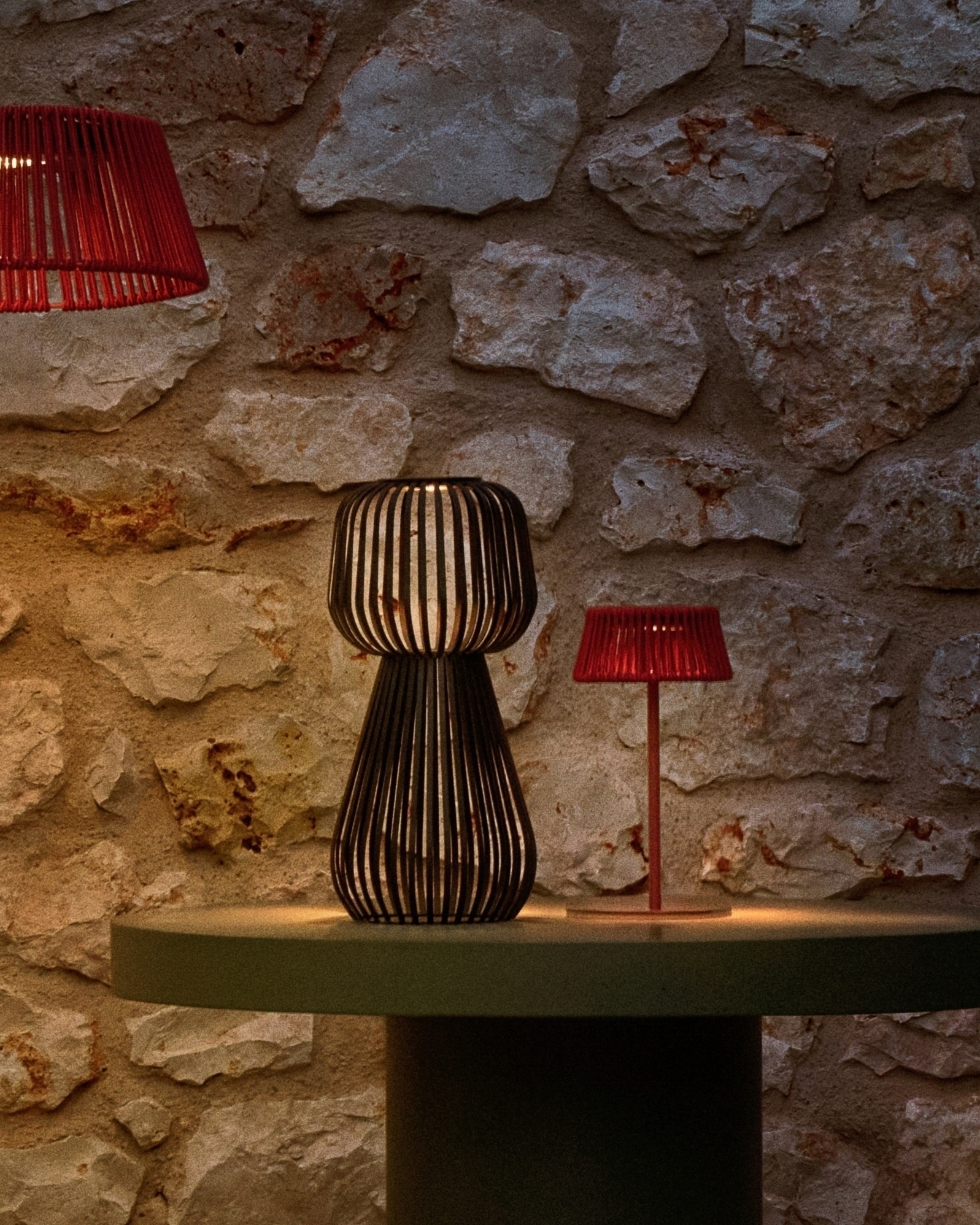 Настольная лампа Reiba из черного металла на солнечной батарее La Forma (ex Julia Grup)