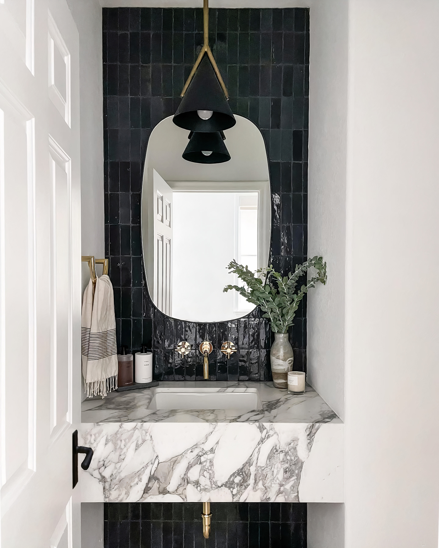 Черное настенное зеркало Вейл Louvre Home DWM240332PND