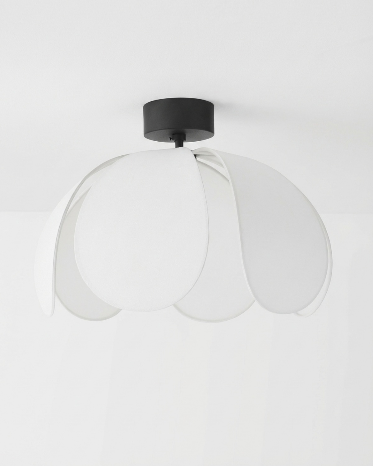 Черный потолочный светильник Флэк с белым абажуром Louvre Home LFM110825SWL