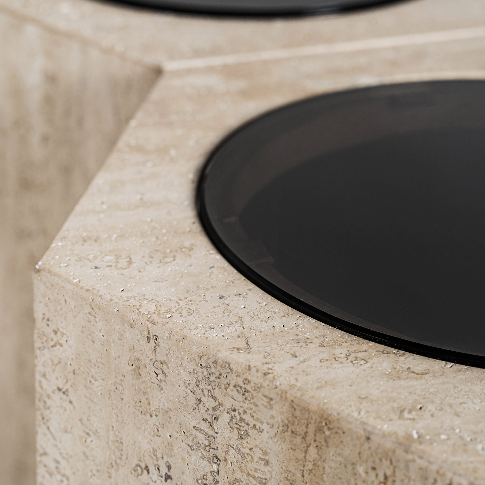 Журнальный столик Thiennes 36123 из травертина Vical