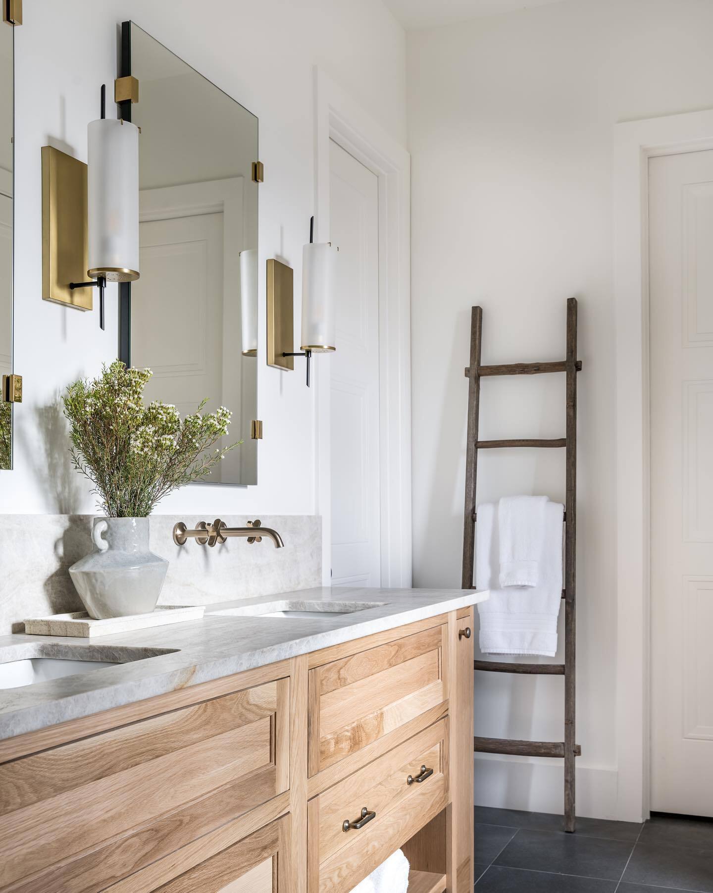 Зеркало настенное в раме Louvre Home Чедвик LHDWM0181GSTV