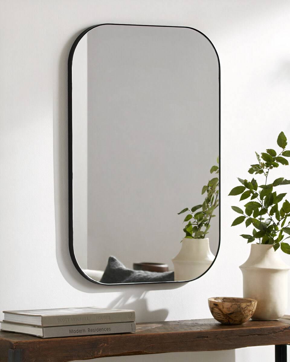 Черное настенное зеркало Олни Louvre Home DWM050824PND