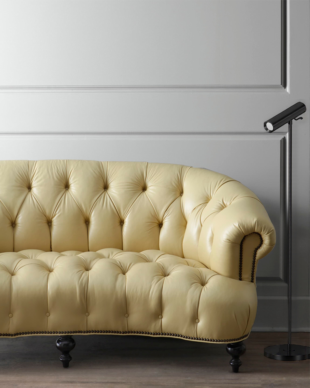 Черная напольная лампа Ллойд Louvre Home P2590FС