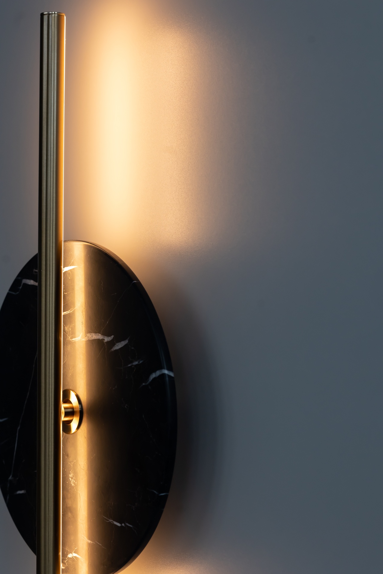 Бра Point латунный металл с диском из черного мрамора Aromas del Campo