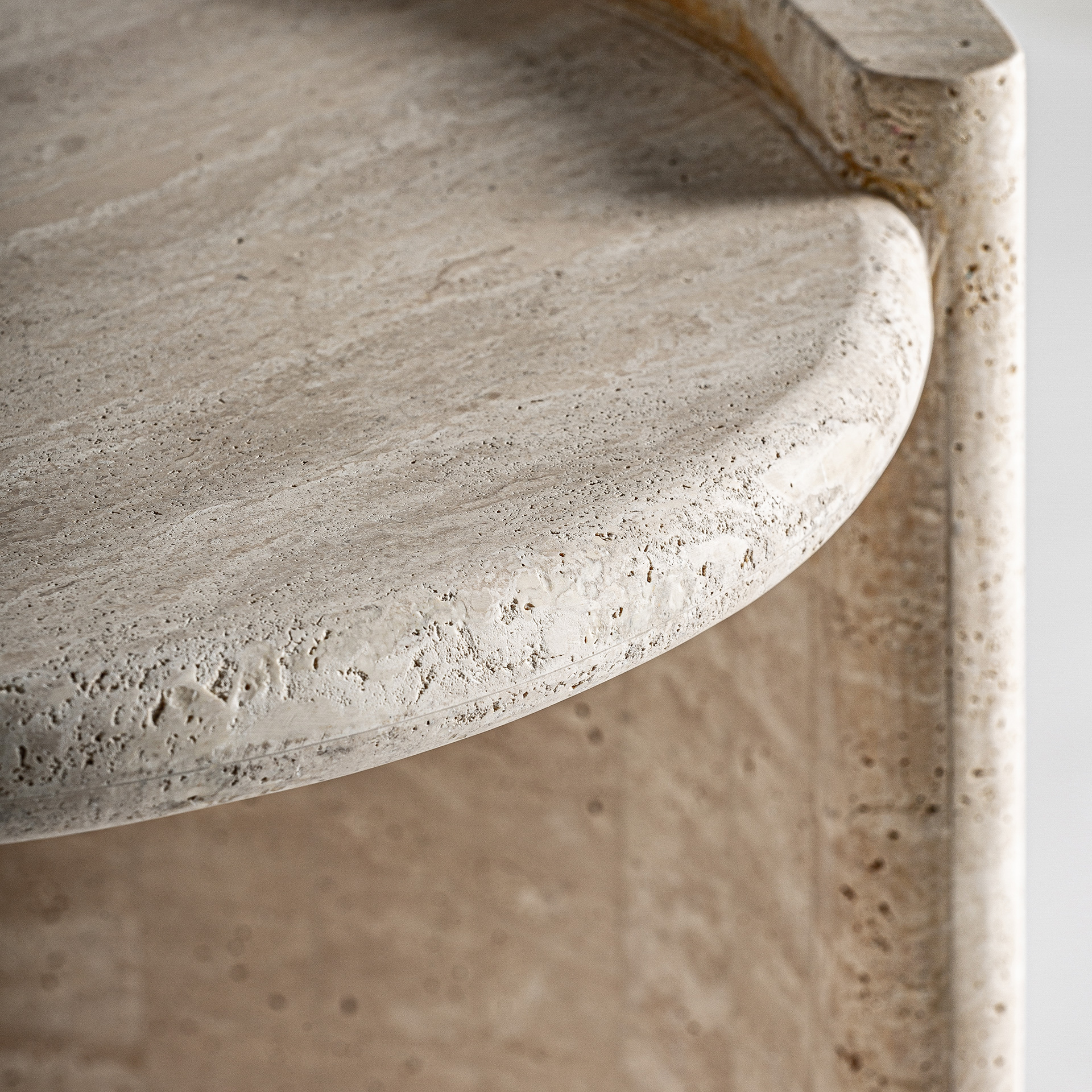 Приставной столик Thiennes из травертина Vical