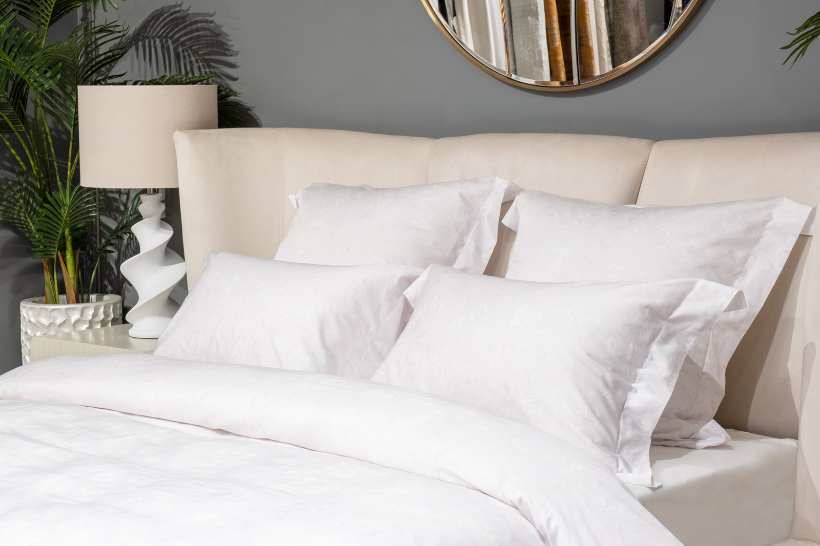 Простыня сатиновая 270х280см белая Garda Decor 144HF-40505