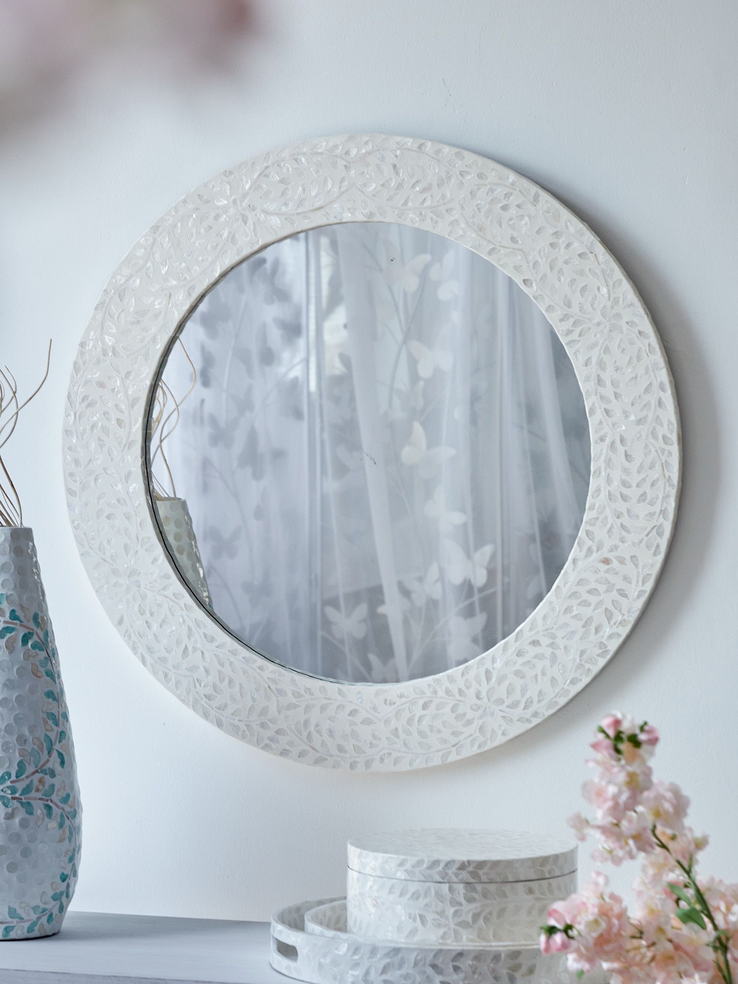 Зеркало настенное с отделкой раковинами устриц Glasar 67-034