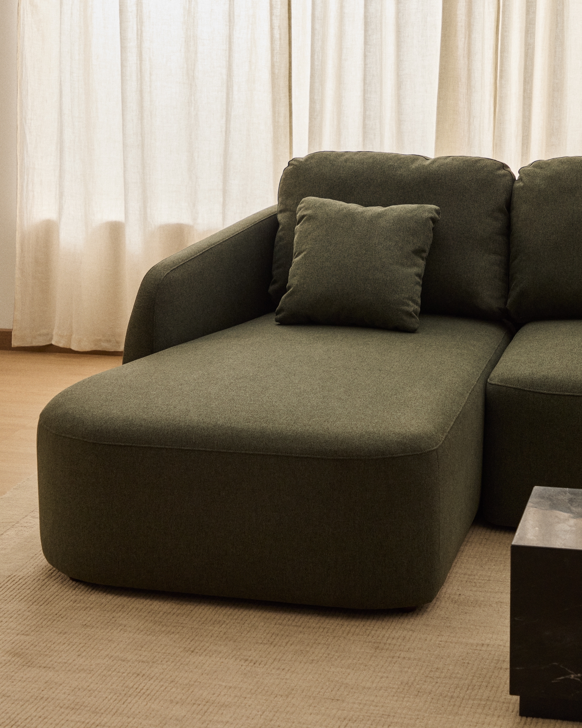 Трехместный диван-кровать Laira с левым шезлонгом из темно-зеленого шенилла 246  см La Forma 481941