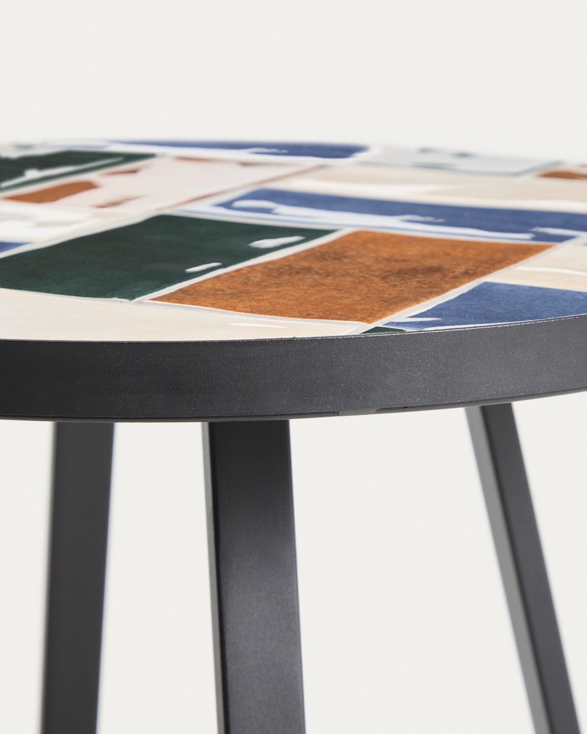 Уличный столик Tella из зеленой стали с разноцветной плиткой 45 см La Forma 482357