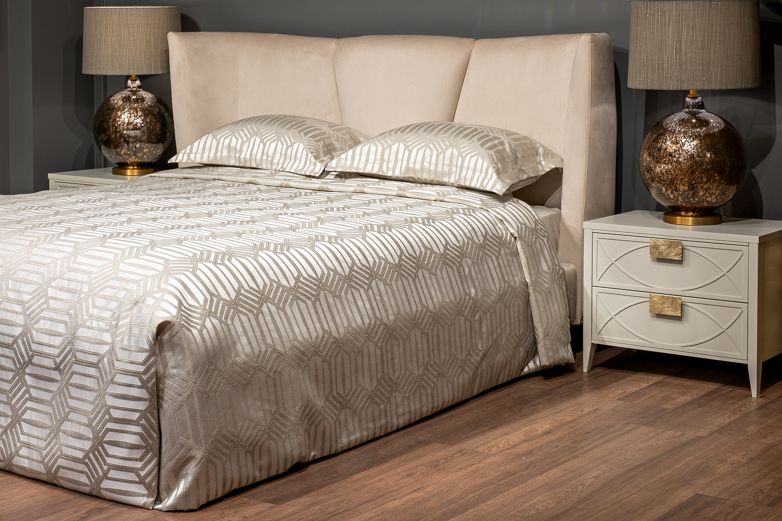 Комплект с покрывалом и двумя наволочками серый Garda Decor 121GD-12126