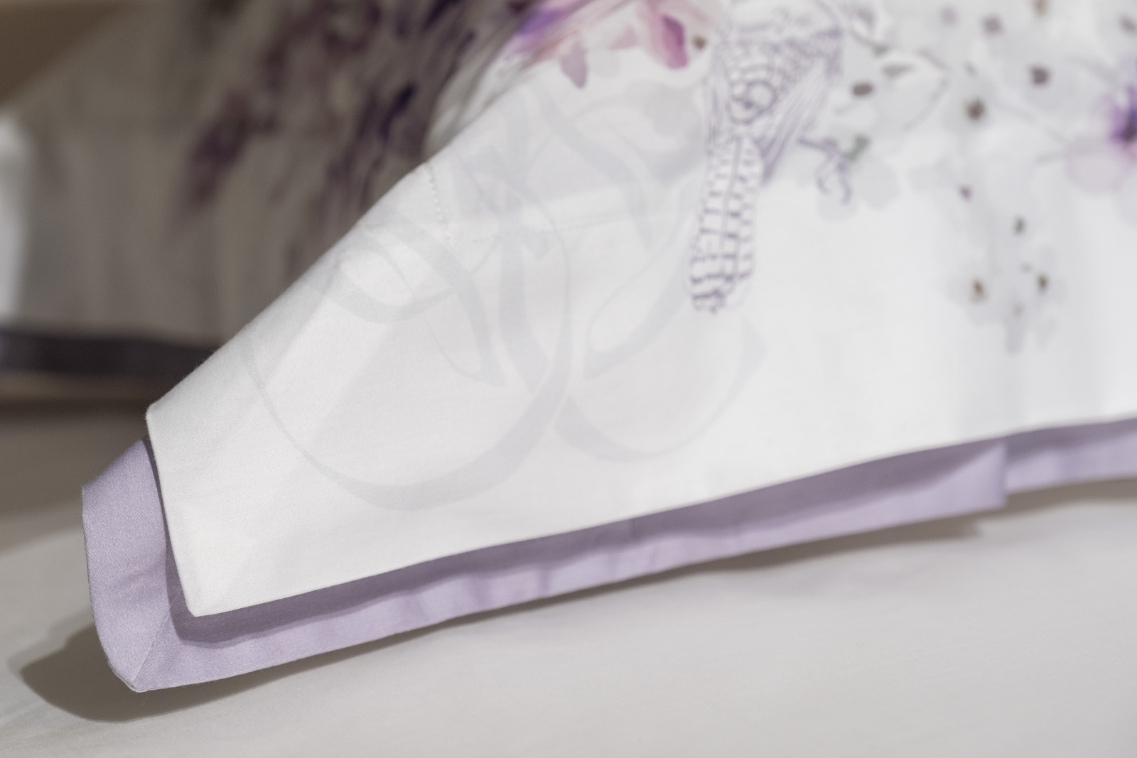 Комплект постельного белья "Фиори" сиренево-белый 145х210см с наволочками 50х70см Garda Decor 130HB-00072