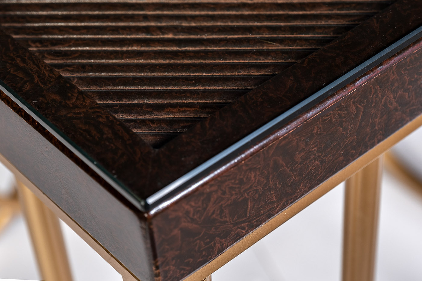 Столик журнальный квадратный вишнево-золотой Garda Decor ART-2706-ET