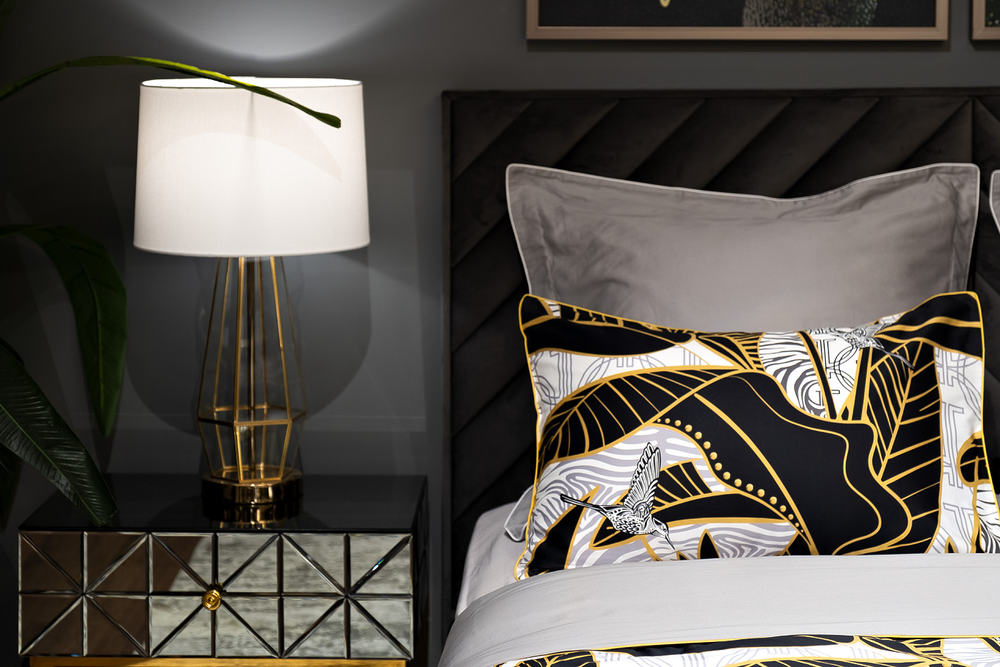 Комплект постельного белья Тропики золото/серый полуторный с наволочками 50х70см Garda Decor 130HB-10604