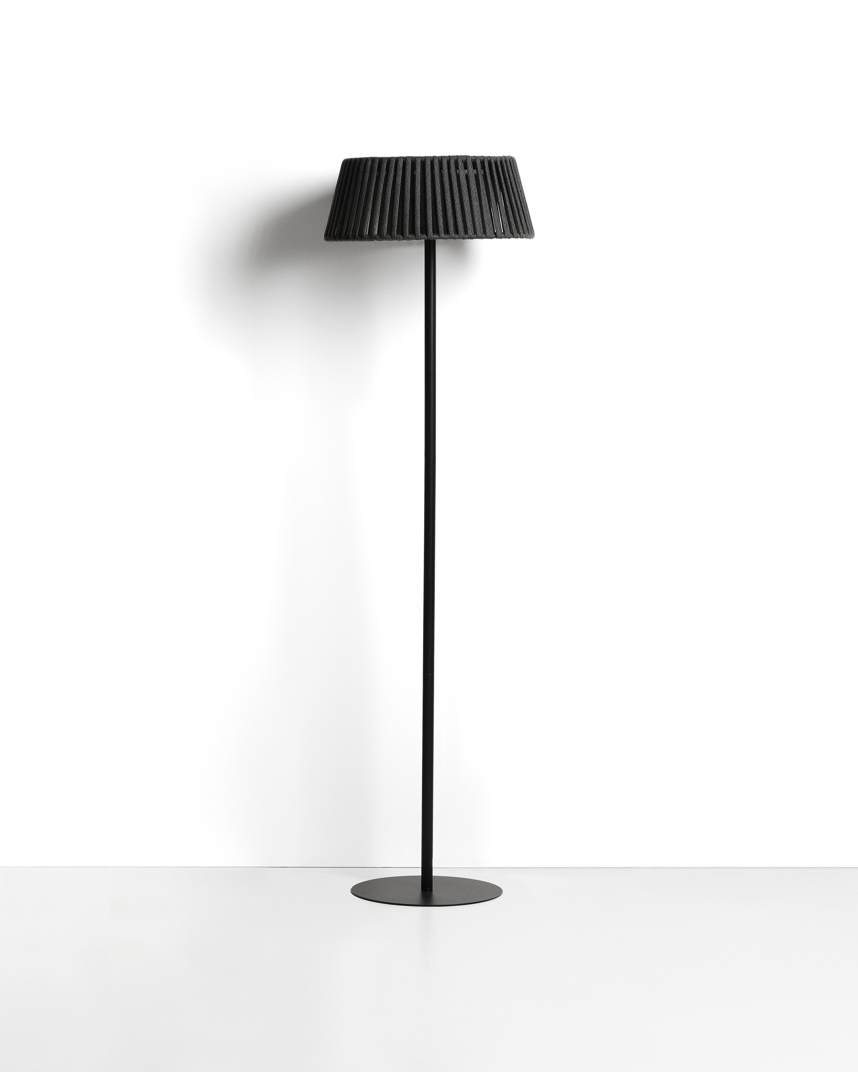 Уличный торшер Aldet на солнечных батареях черный, диаметр 46 см La Forma 482385