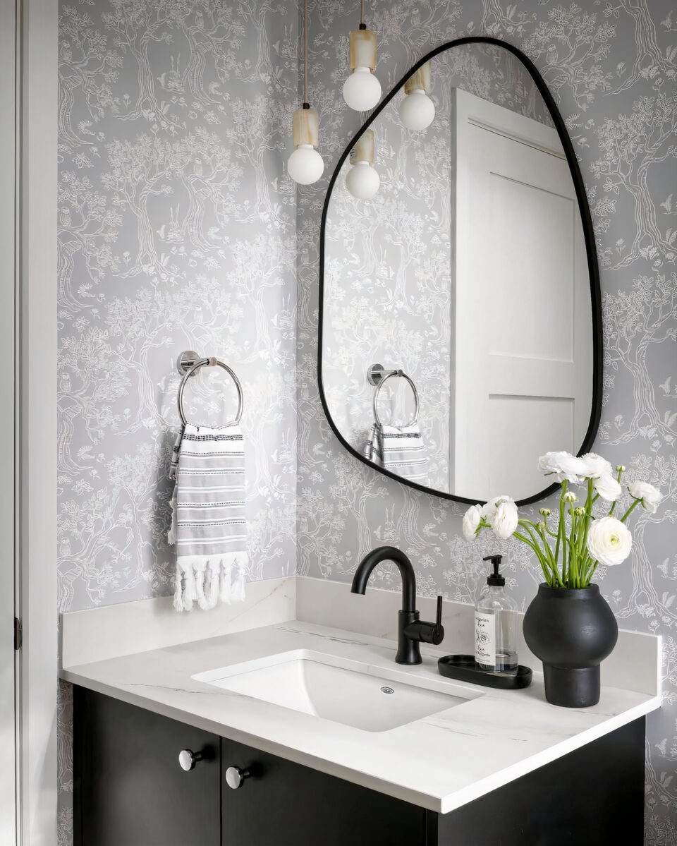 Черное настенное зеркало Нора Louvre Home DWM010824PND