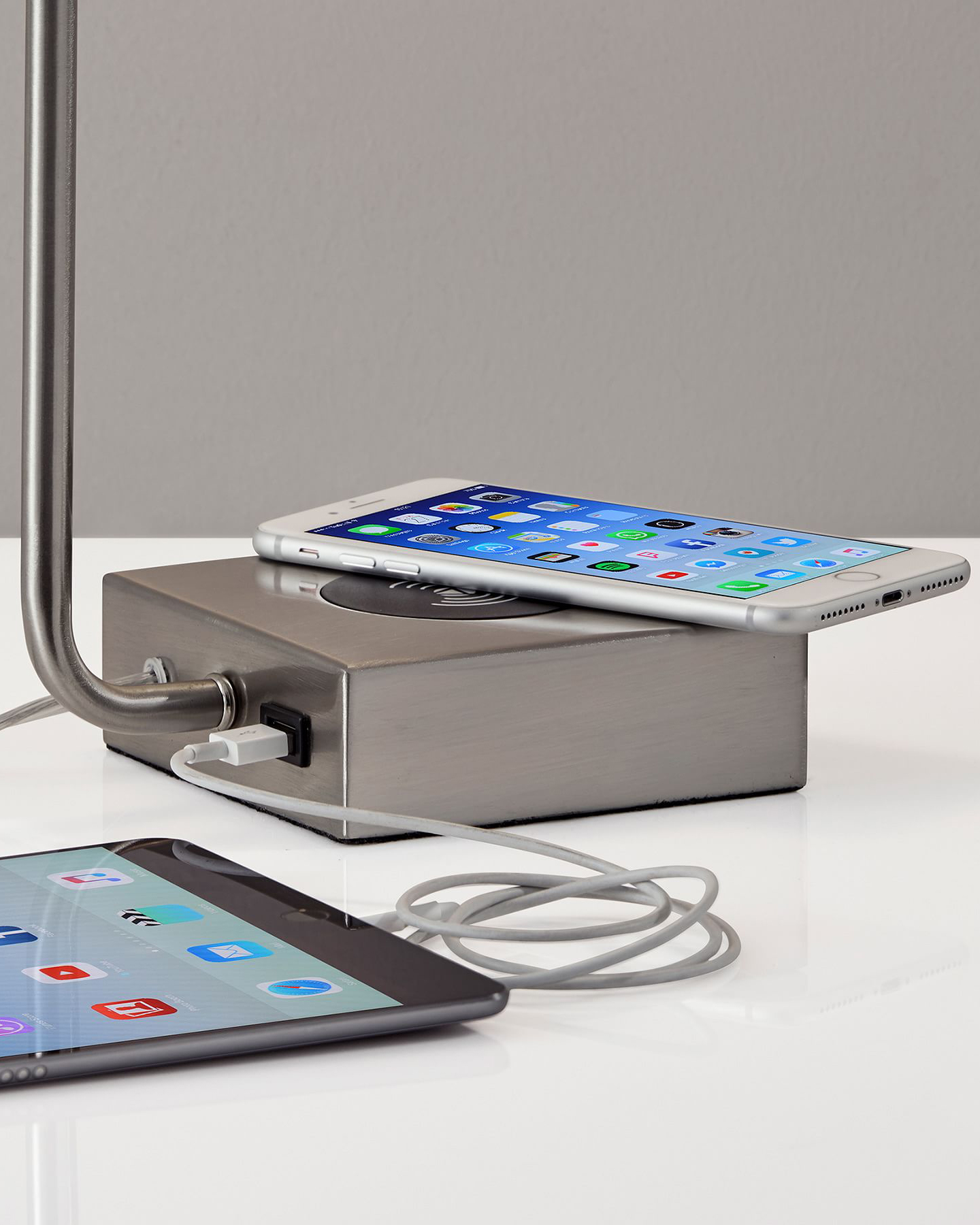 Настольная лампа Ньют с беспроводной зарядкой Louvre Home LHLTL241123JIs