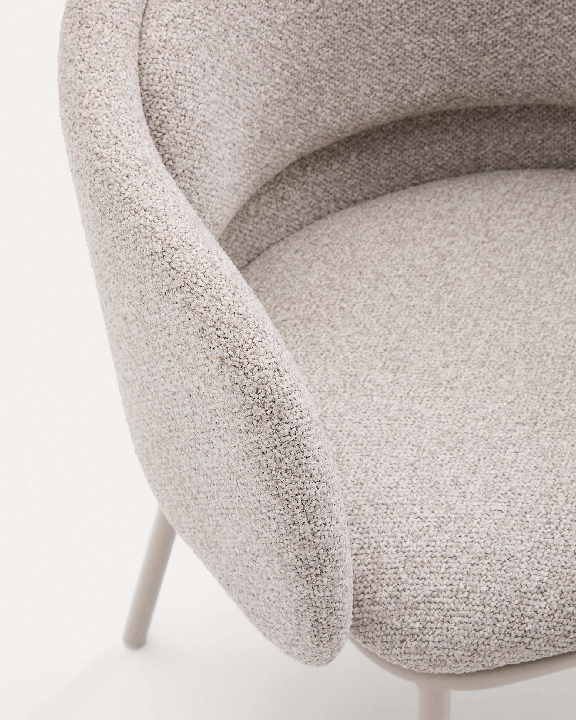 Стул Minda из плотной бежевой шенилловой ткани и стальными ножками бежевого цвета La Forma (ex Julia Grup)