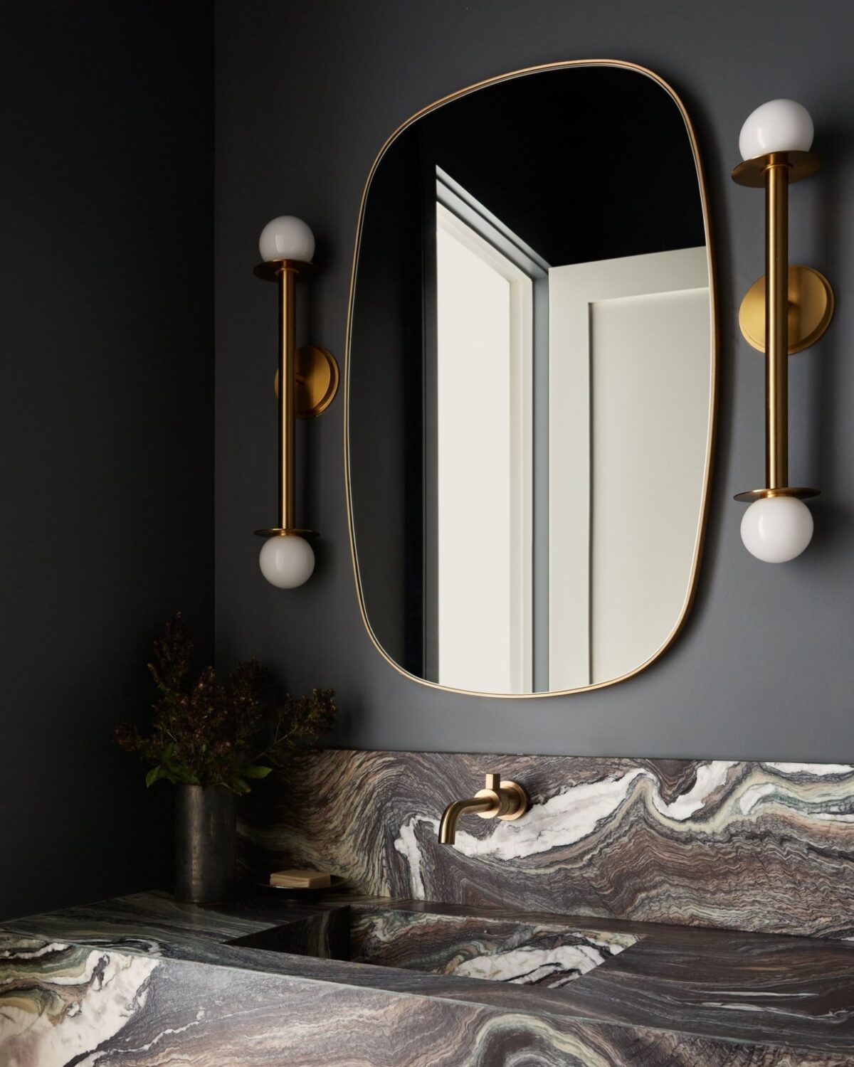 Золотое настенное зеркало Вейл Louvre Home DWM240331PND