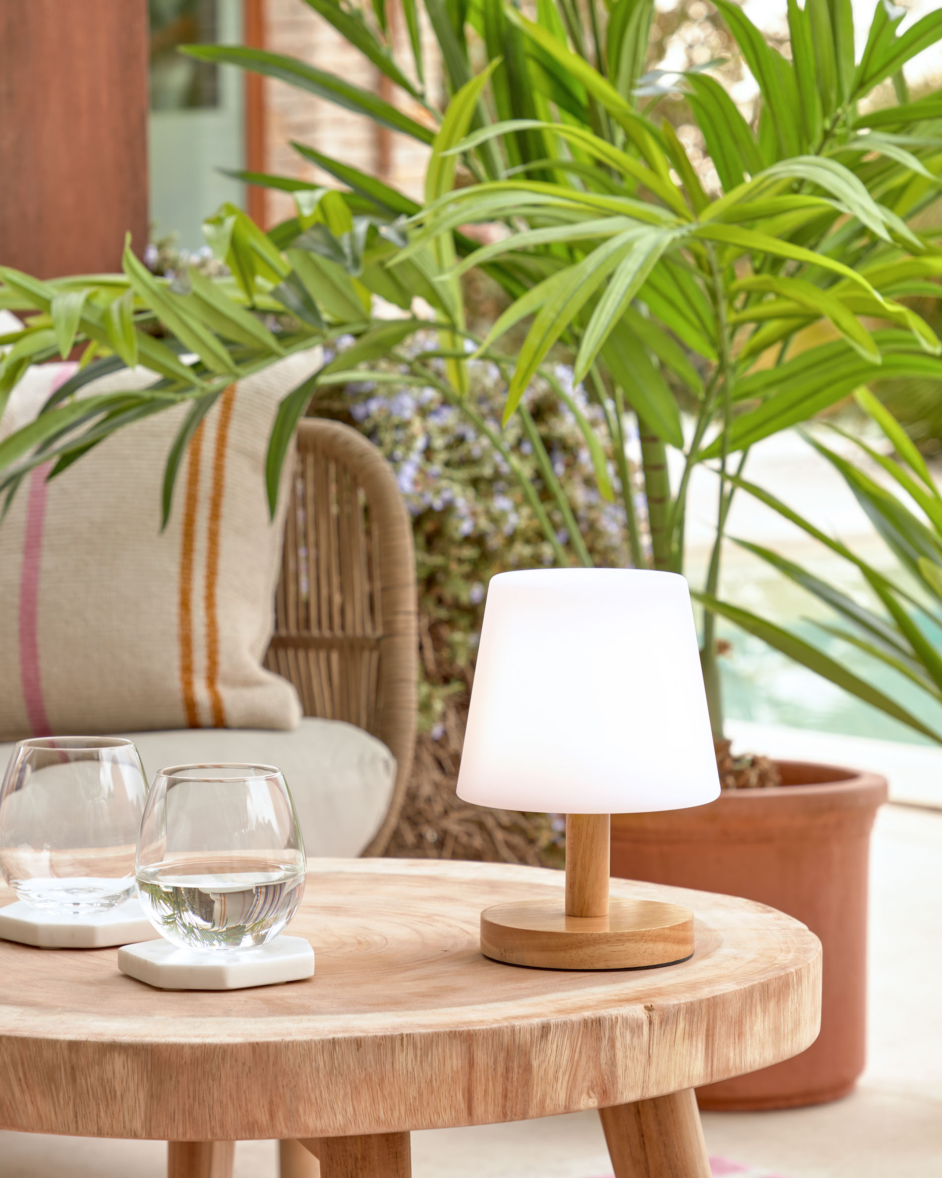 Настольная переносная лампа Ambar из полиэтилена и дерева La Forma 115649