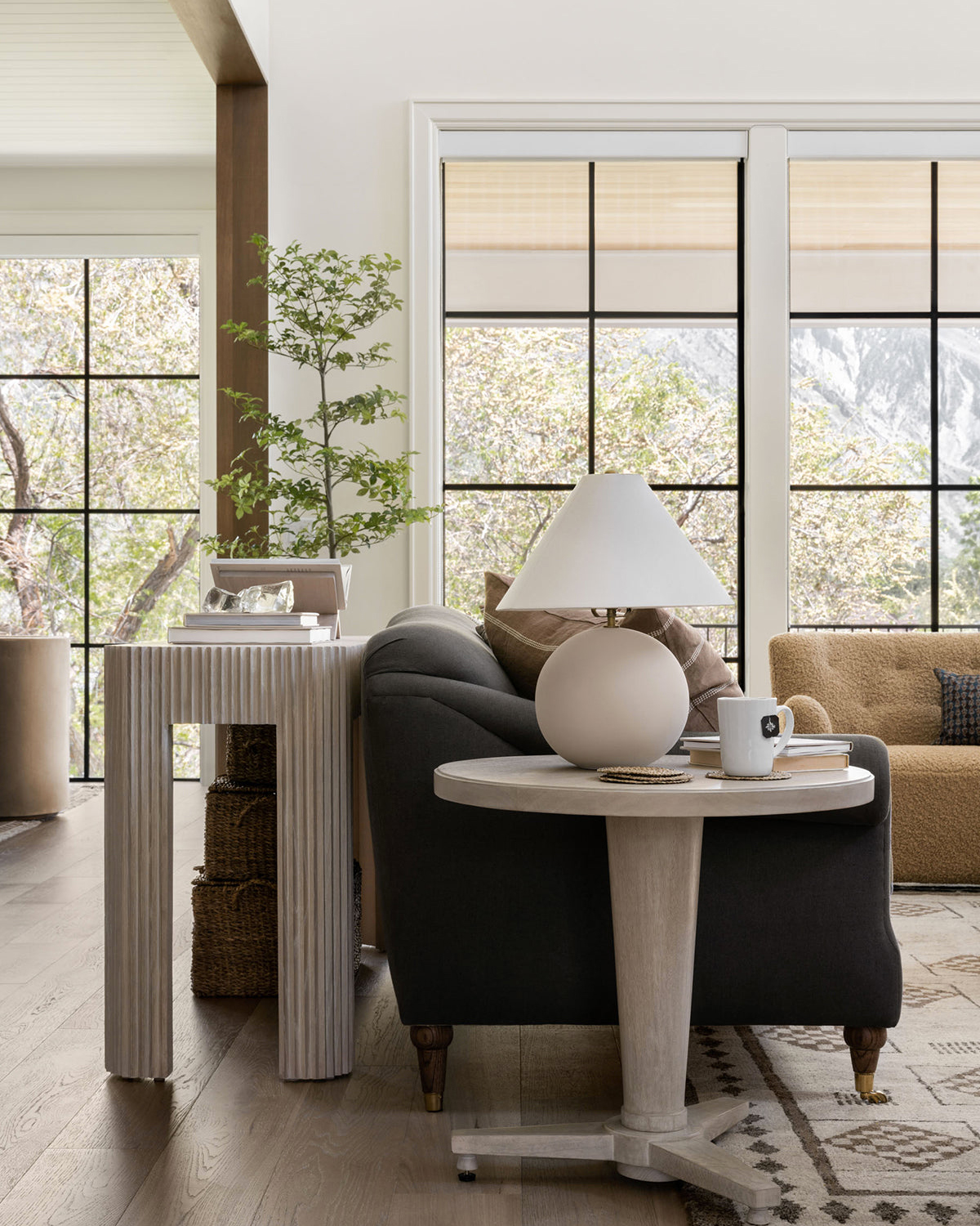 Настольная лампа Тесс с бежевым керамическим основанием Louvre Home LTL619386MGI