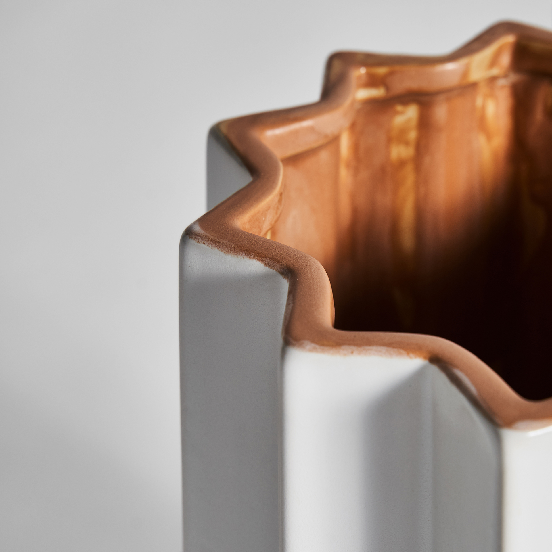 Ваза Plisse Stone коричневая Vical