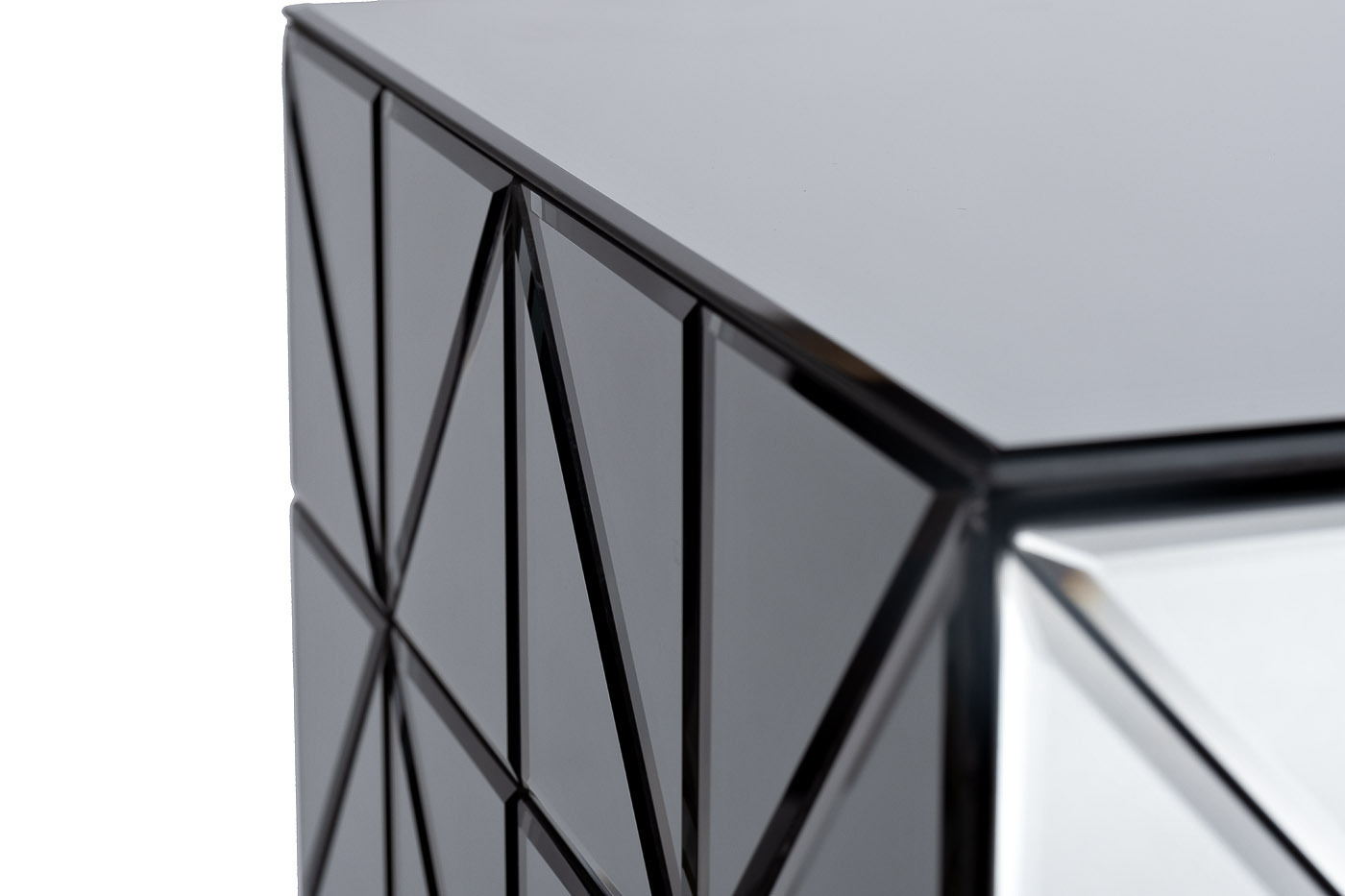 Комод с ящиками и матовой зеркальной отделкой Garda Decor KFG126