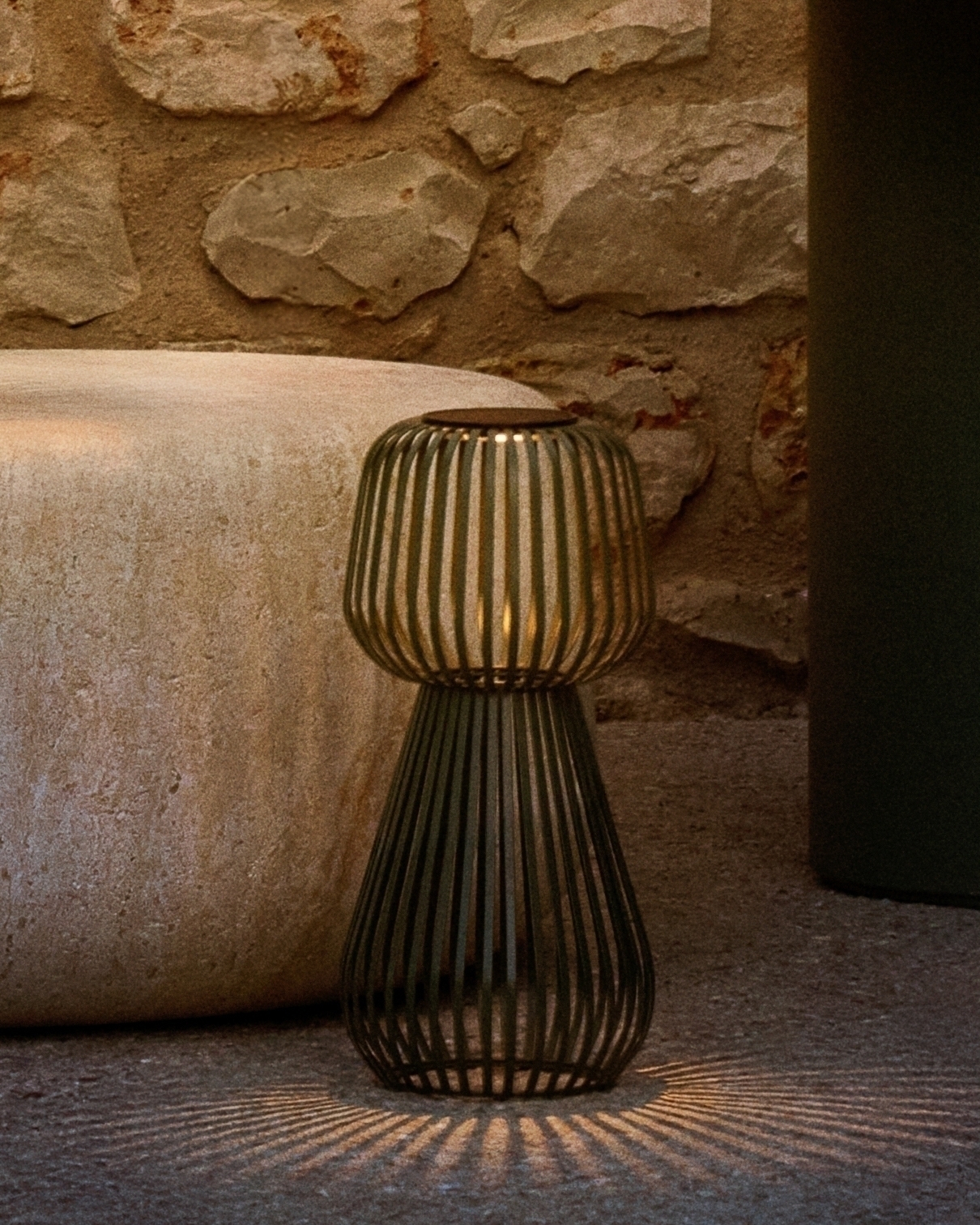 Настольная лампа Reiba металл зеленого цвета на солнечной батарее La Forma (ex Julia Grup)